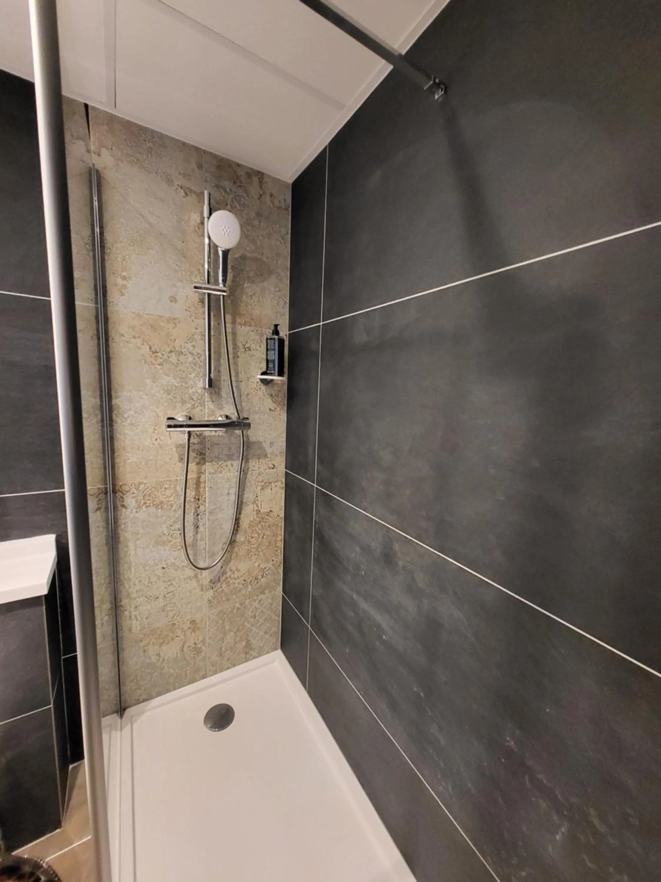 Shower in Accueil Hôtel Paris Pigalle Montmartre