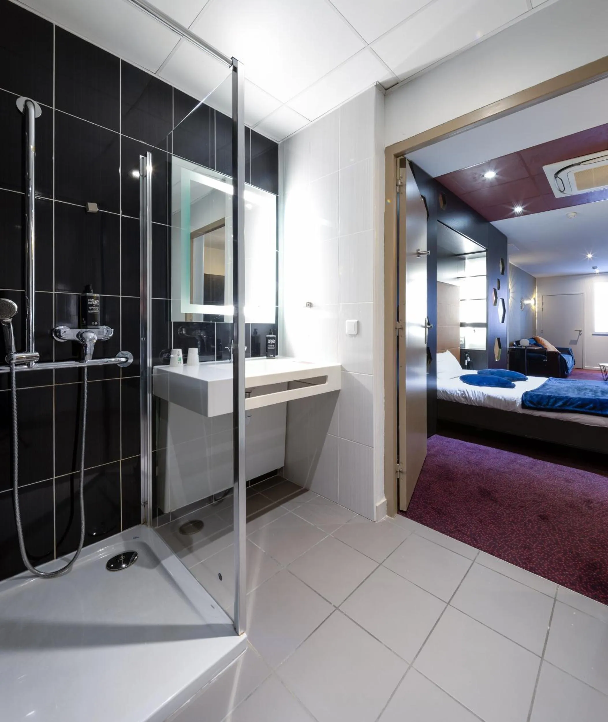 Bathroom, Bed in Accueil Hôtel Paris Pigalle Montmartre