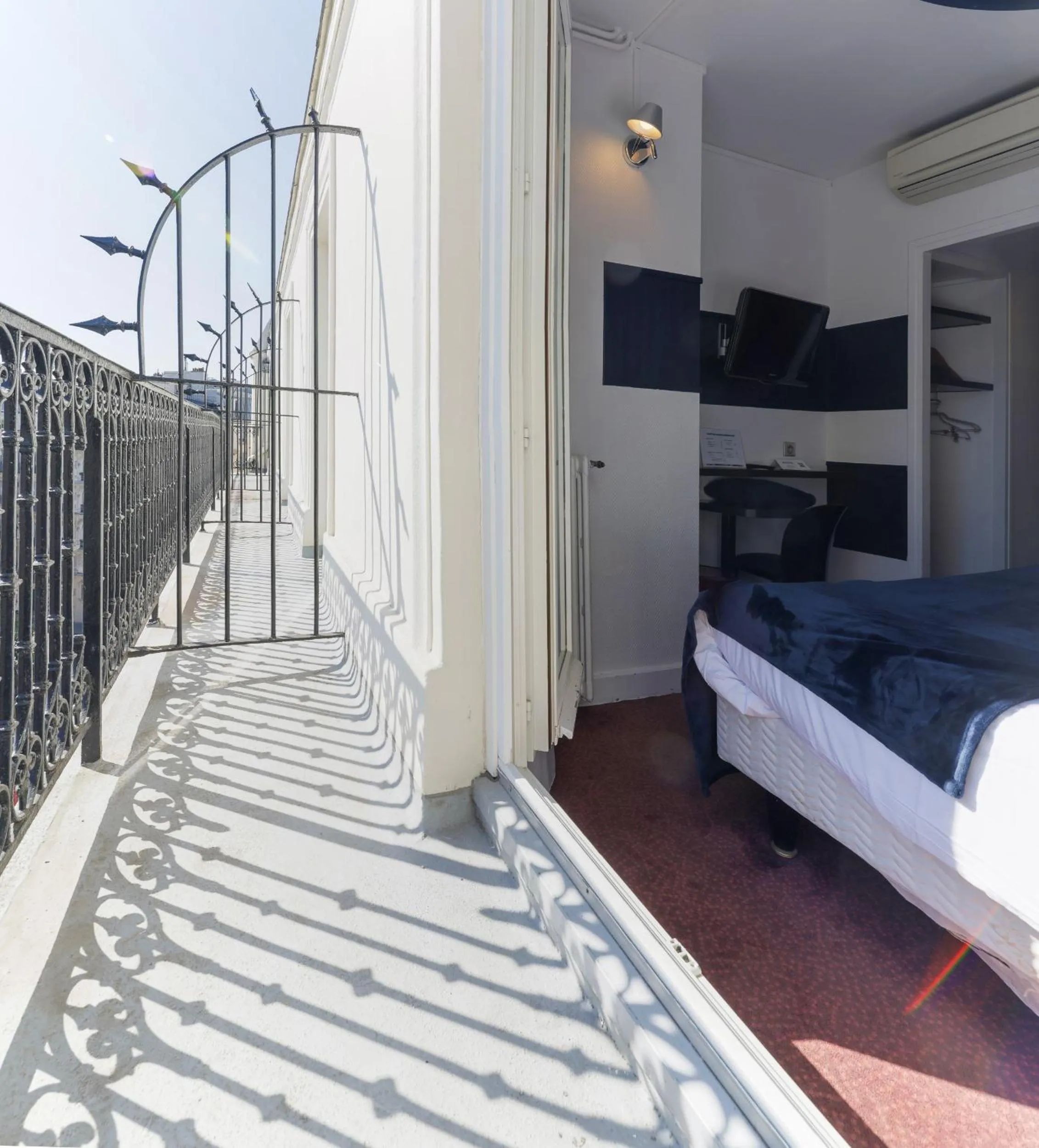 Balcony/Terrace, Bed in Accueil Hôtel Paris Pigalle Montmartre