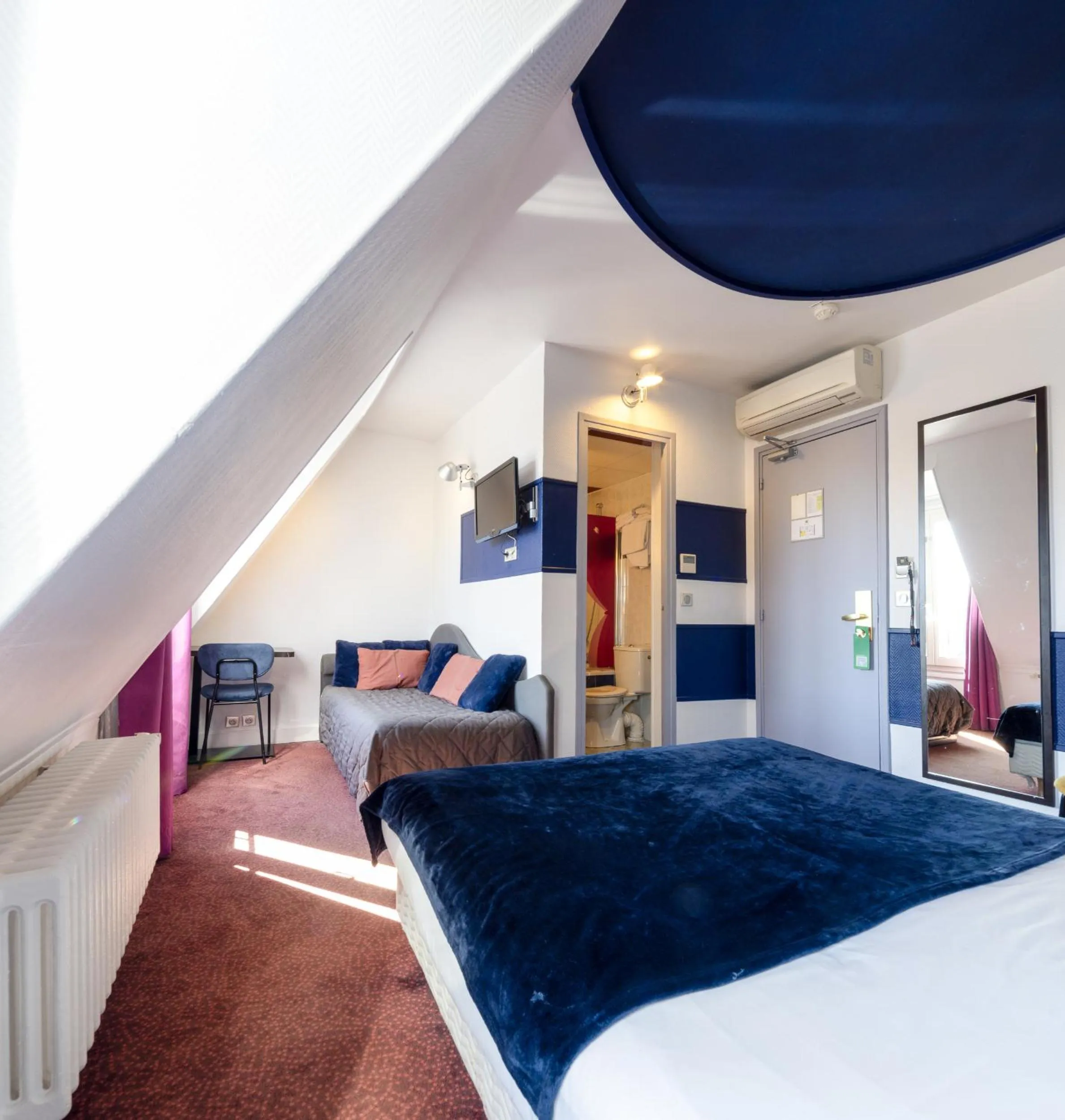 Photo of the whole room, Bed in Accueil Hôtel Paris Pigalle Montmartre