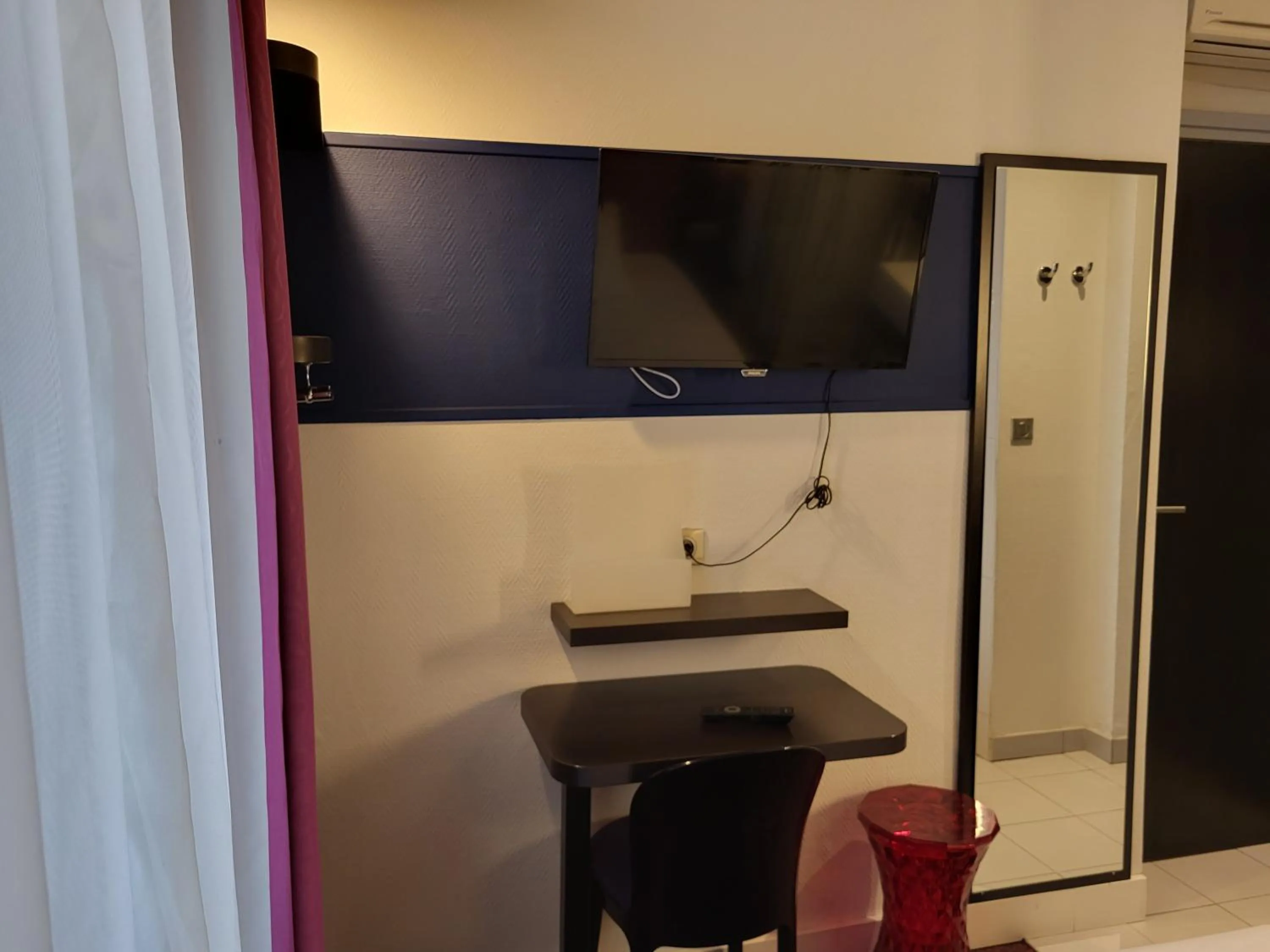 TV and multimedia in Accueil Hôtel Paris Pigalle Montmartre