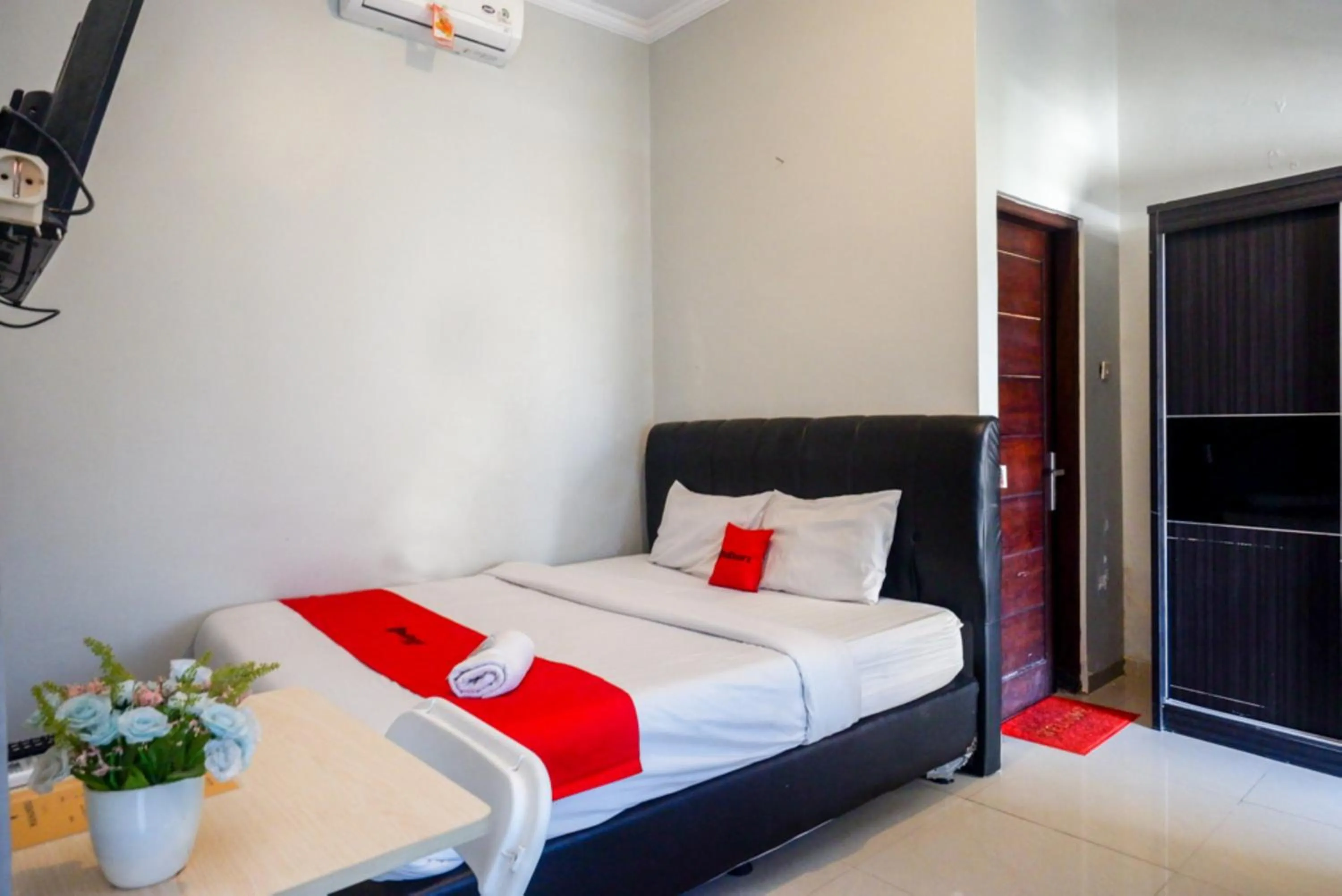 Bed in ReDdoorz At Mahameru Residence Yogyakarta