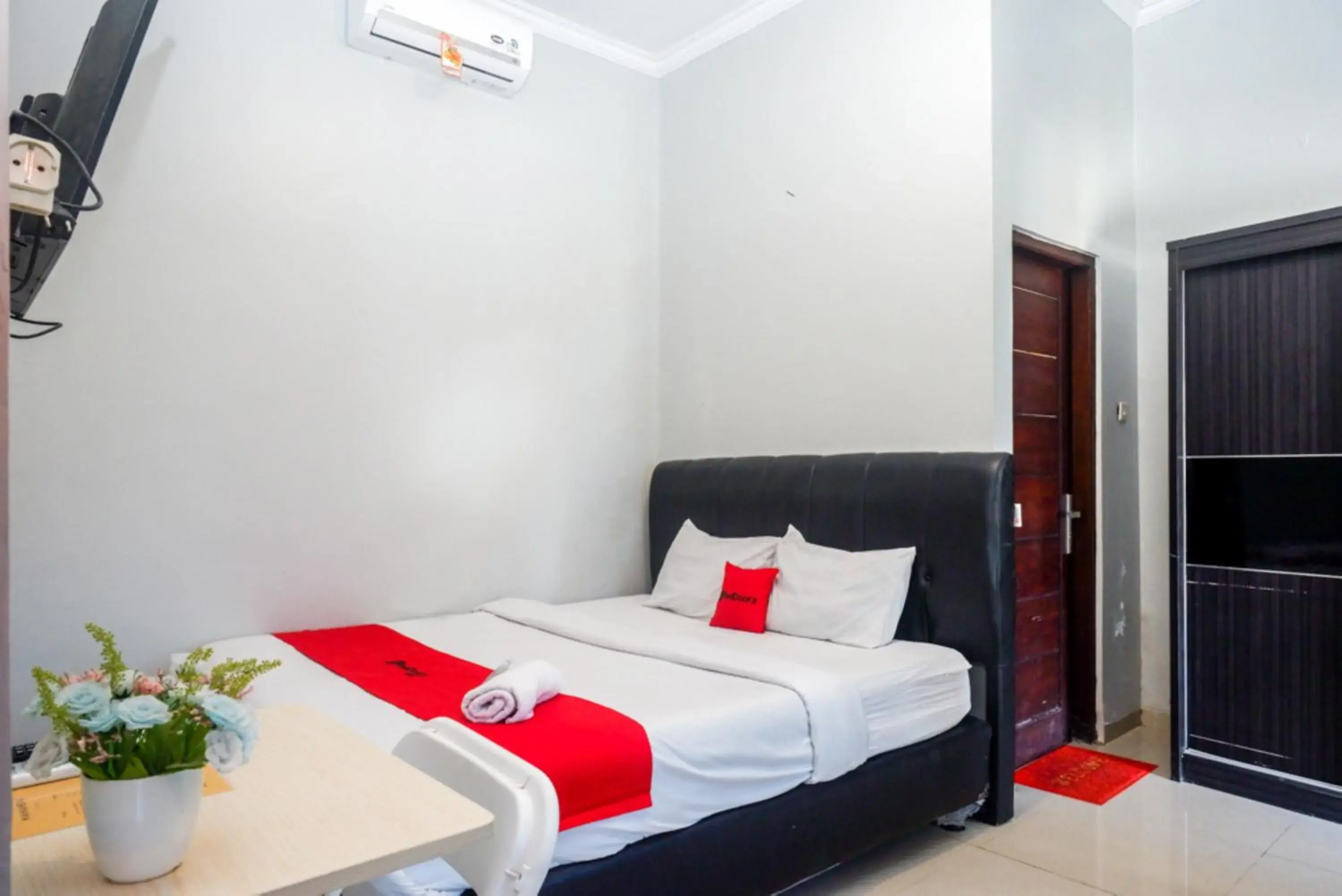 Standard Double Room in ReDdoorz At Mahameru Residence Yogyakarta Standard Double Room in ReDdoorz At Mahameru Residence Yogyakarta