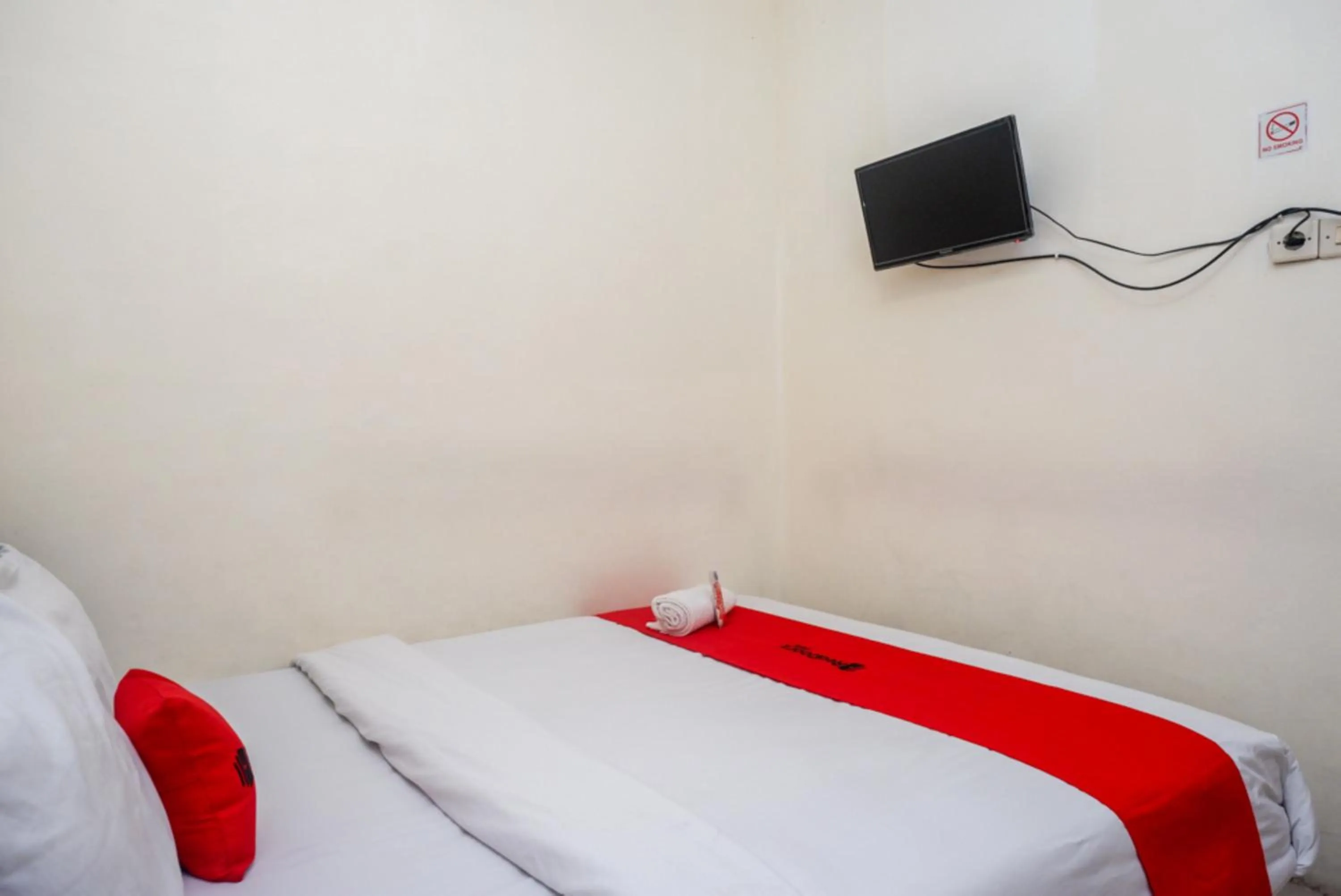 Bed in ReDdoorz At Mahameru Residence Yogyakarta