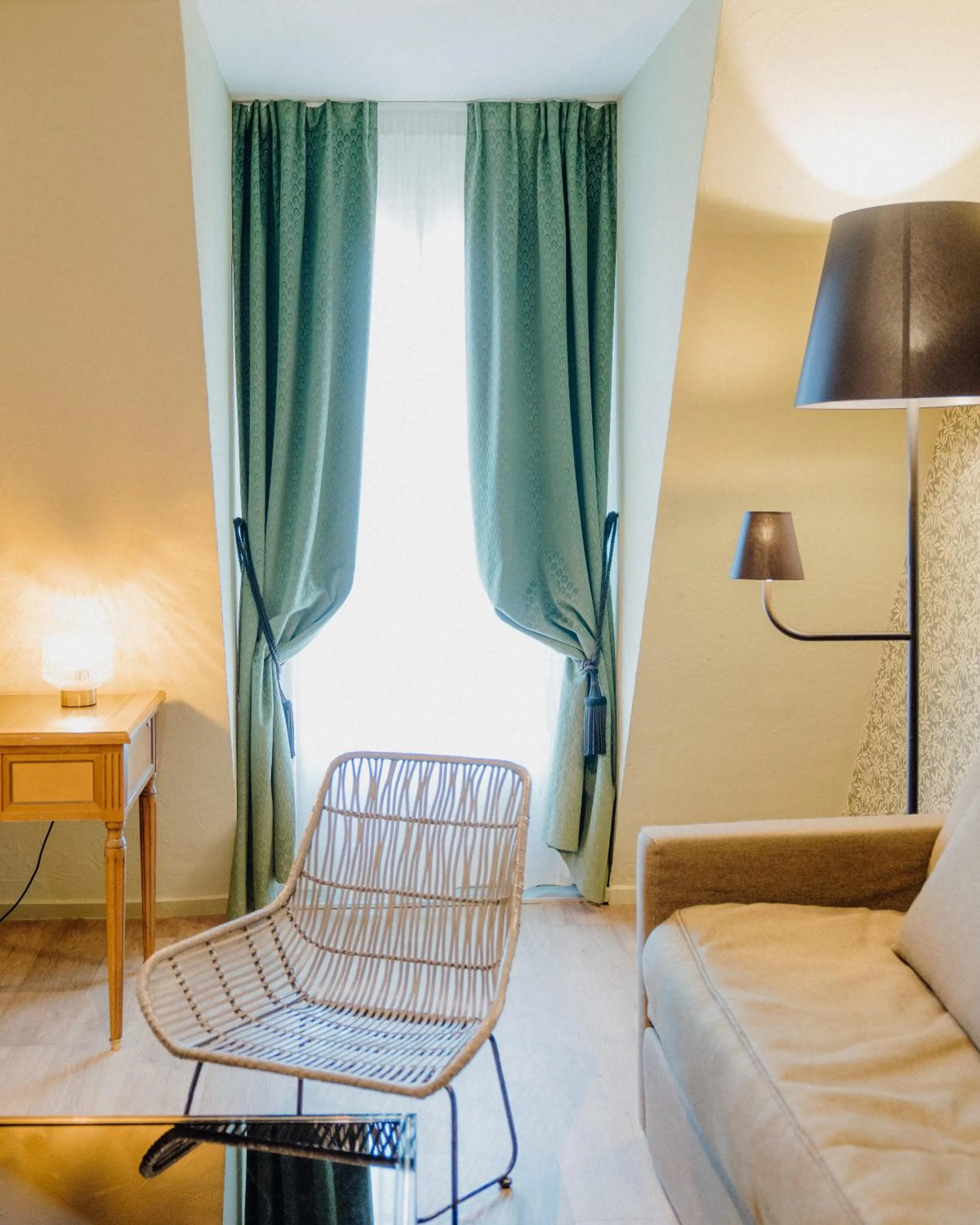 Photo of the whole room in Hotel Le Grimaldi by Happyculture