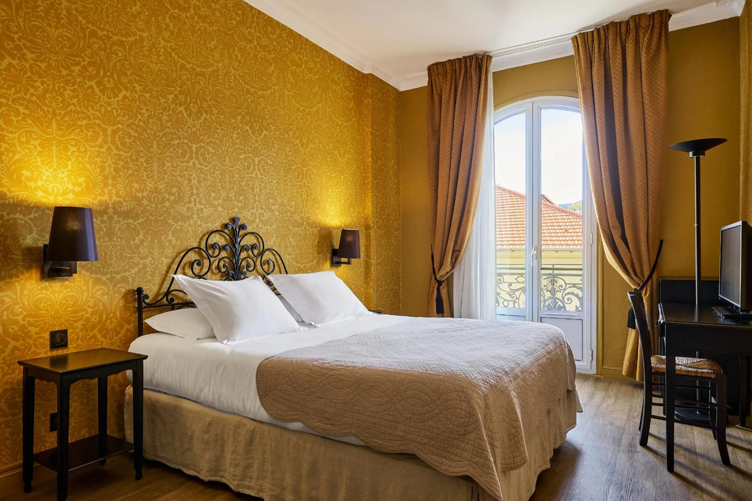 Bedroom, Bed in Hotel Le Grimaldi by Happyculture