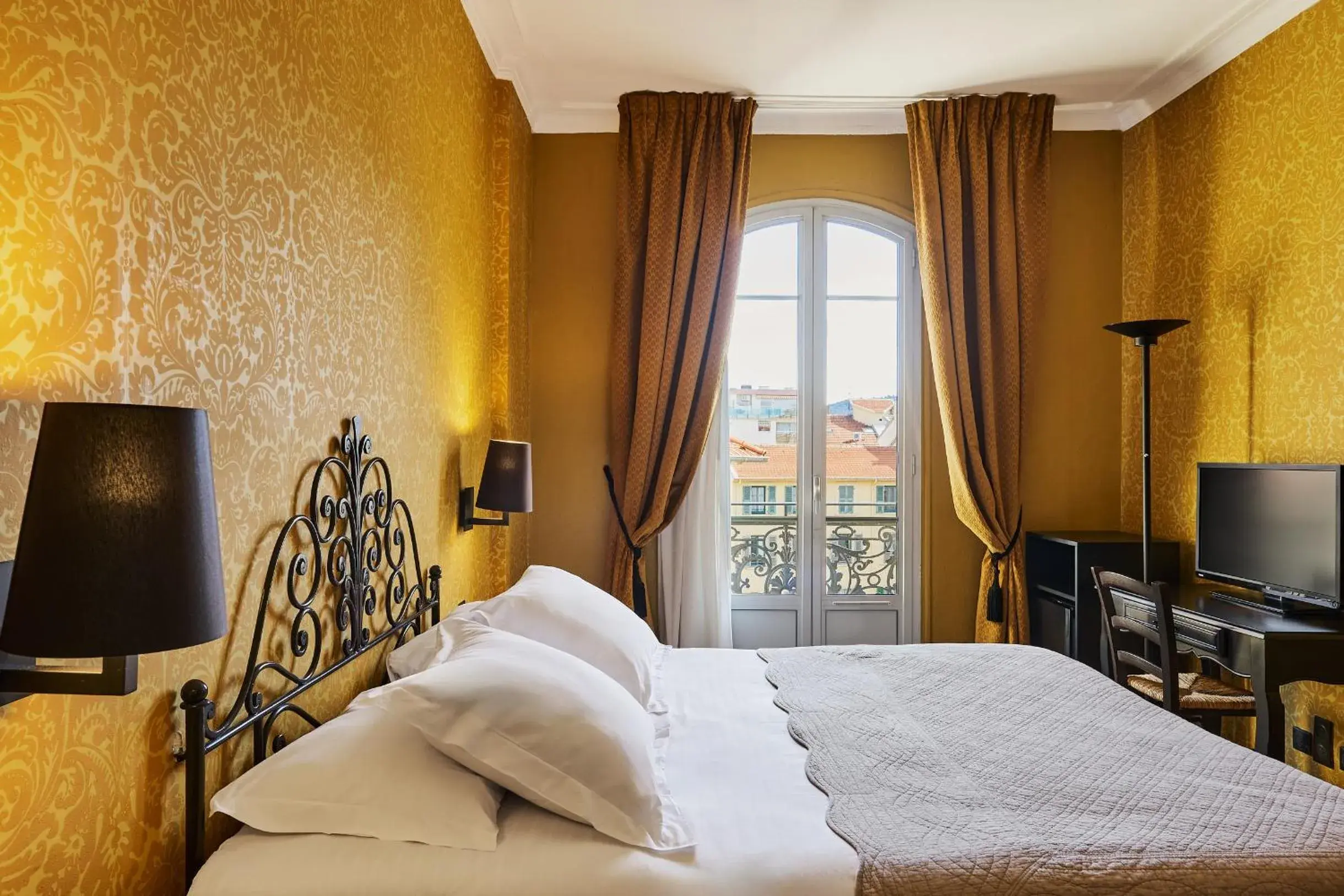 Superior Double Room in Hotel Le Grimaldi by Happyculture Superior Double Room in Hotel Le Grimaldi by Happyculture