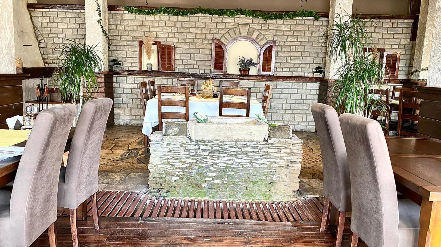 Restaurant/places to eat in Hotel Olimpija plus