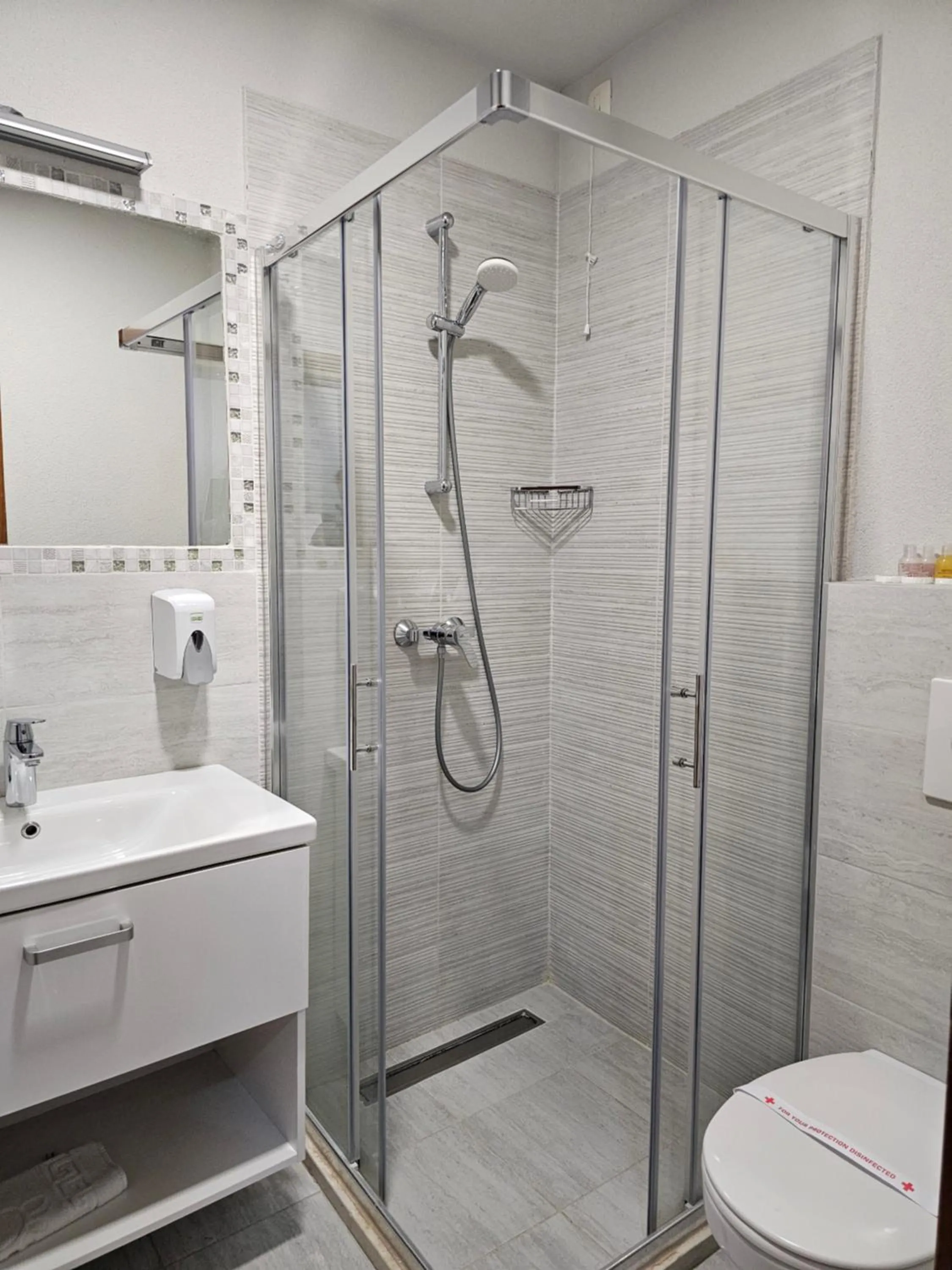 Shower in Hotel Olimpija plus