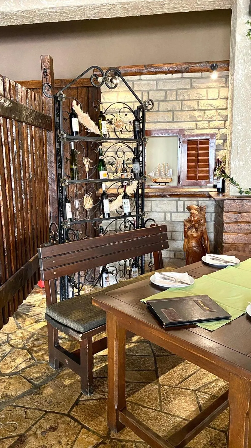 Restaurant/places to eat in Hotel Olimpija plus