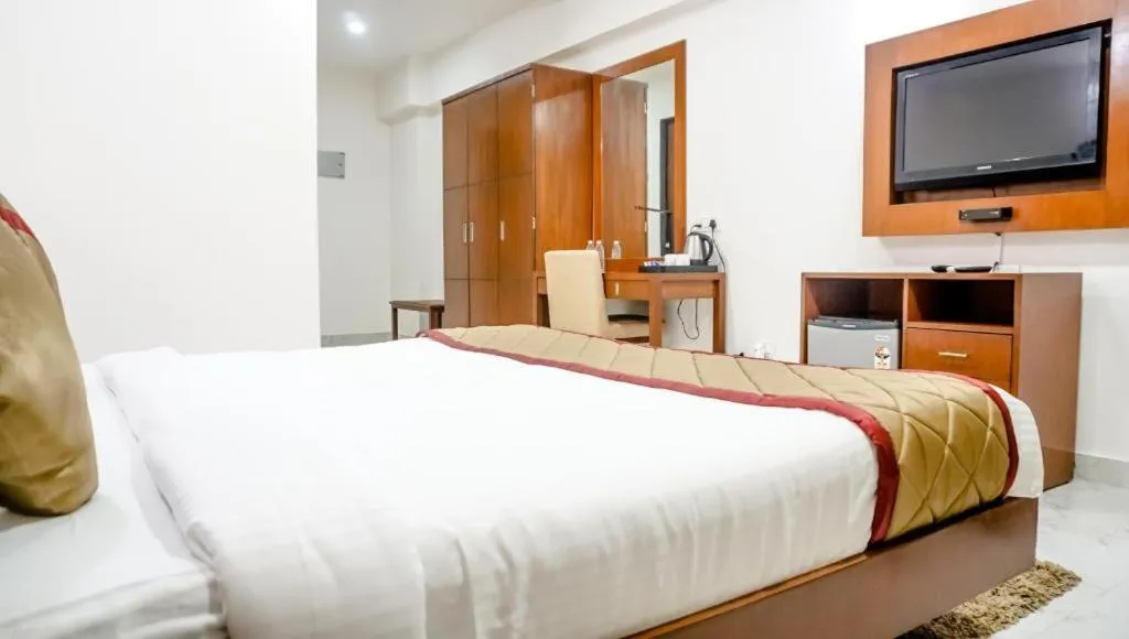 TV and multimedia, Bed in The Altruist Hotel Navi Mumbai-1
