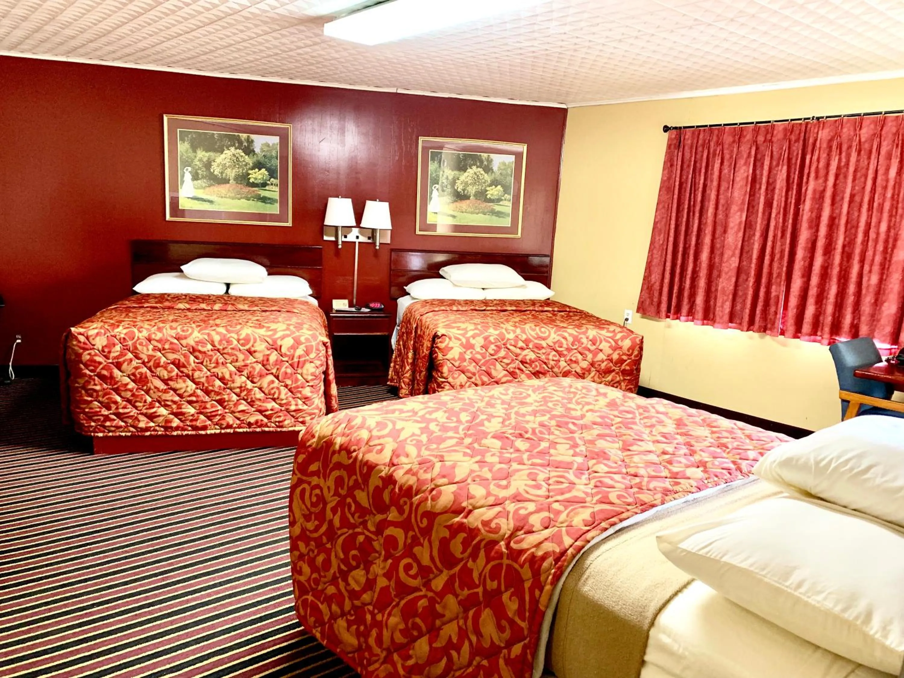 Photo of the whole room, Bed in Relax Inn Vinita