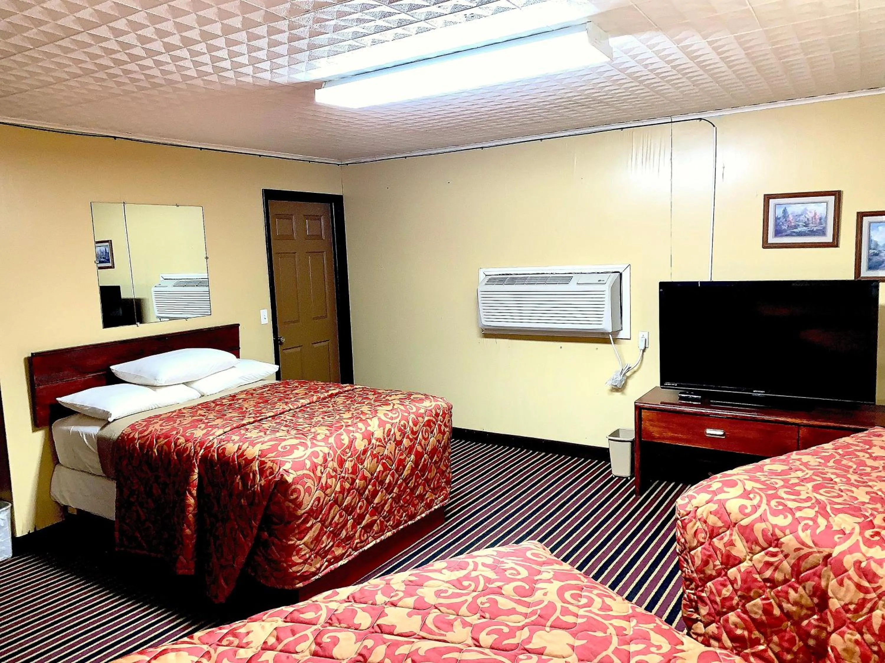 Photo of the whole room, Bed in Relax Inn Vinita