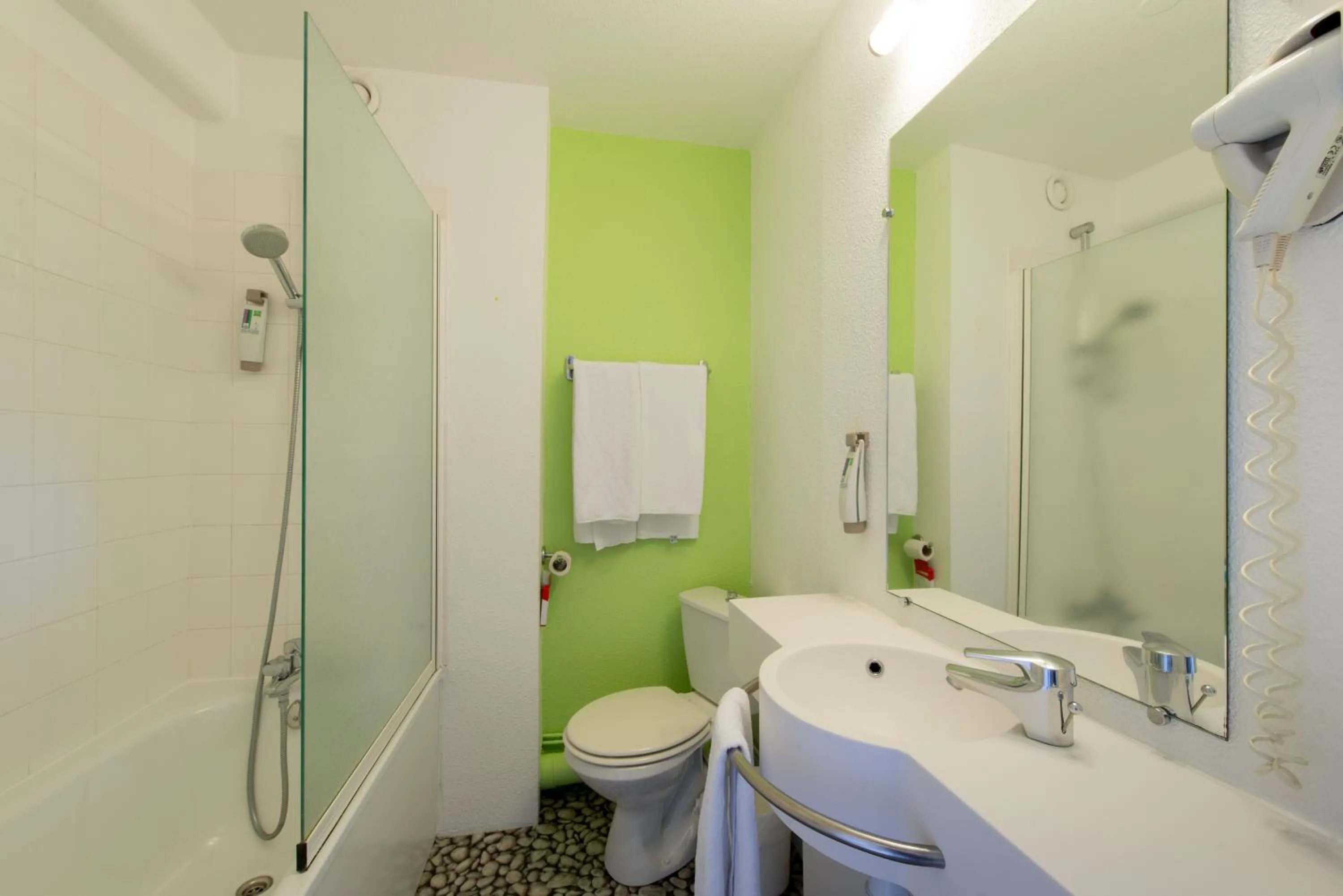Bathroom in ibis Styles Bordeaux Gare Saint-Jean