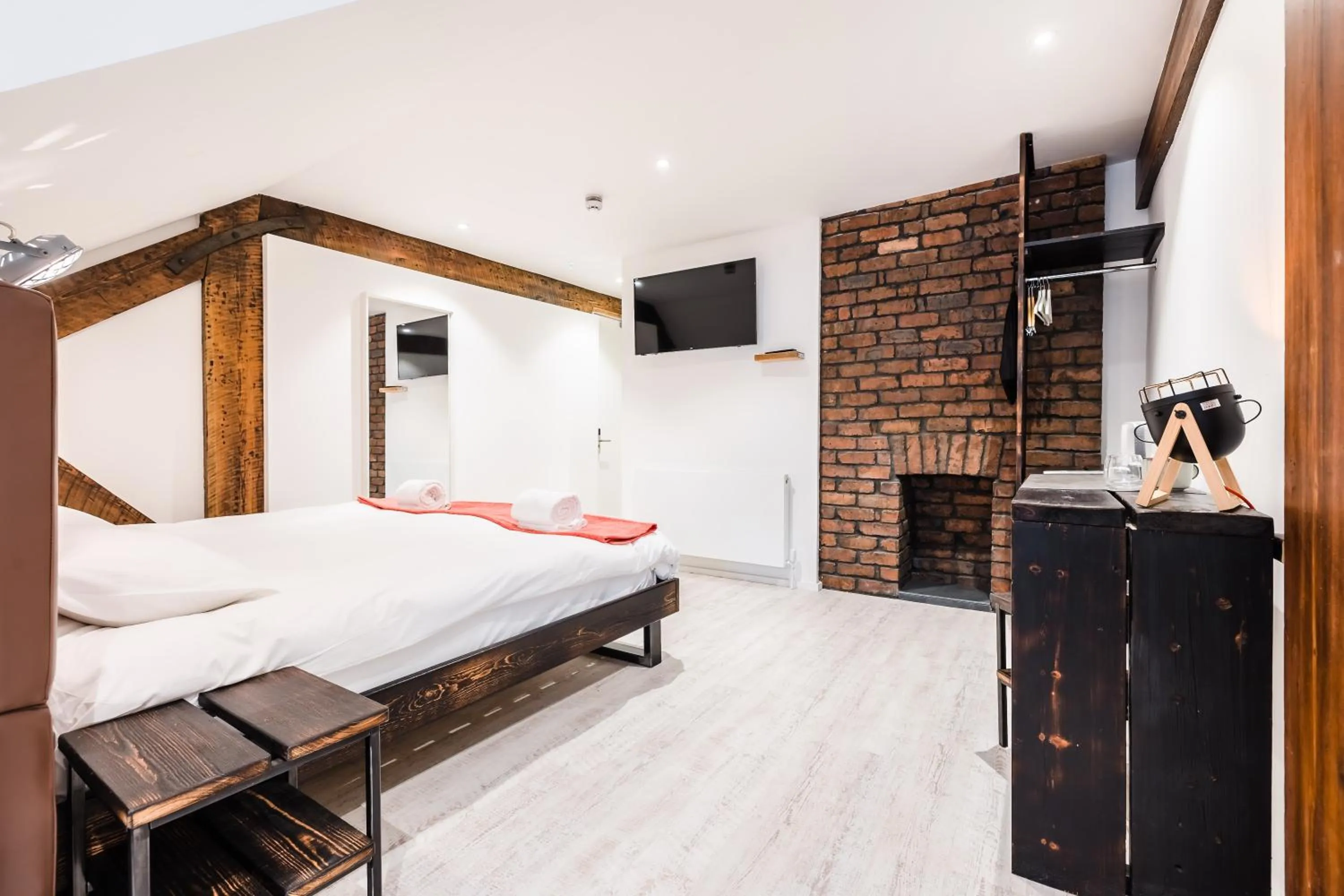 Photo of the whole room, Bed in Cardiff Arms Bistro & Hotel