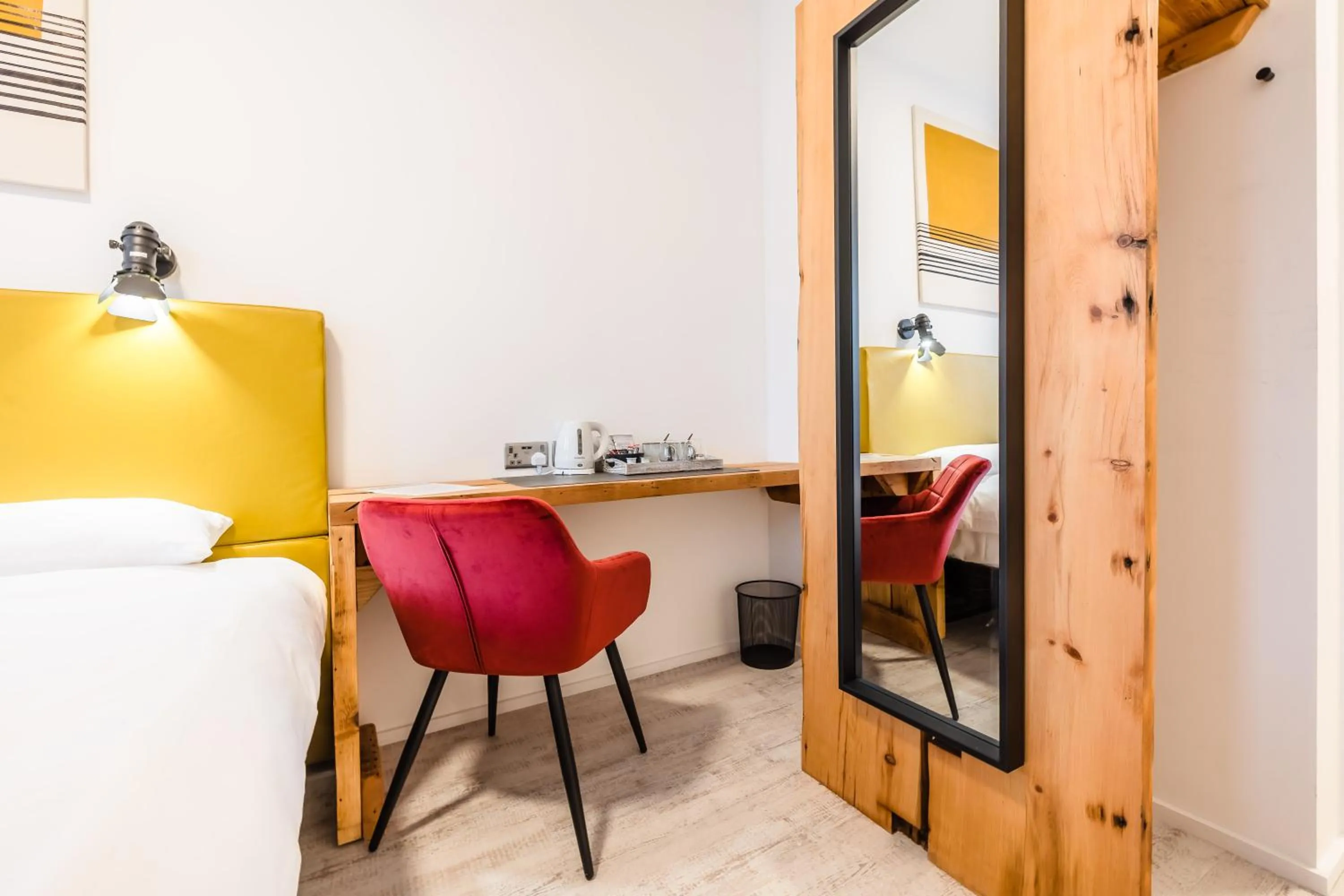 Seating area, Bed in Cardiff Arms Bistro & Hotel