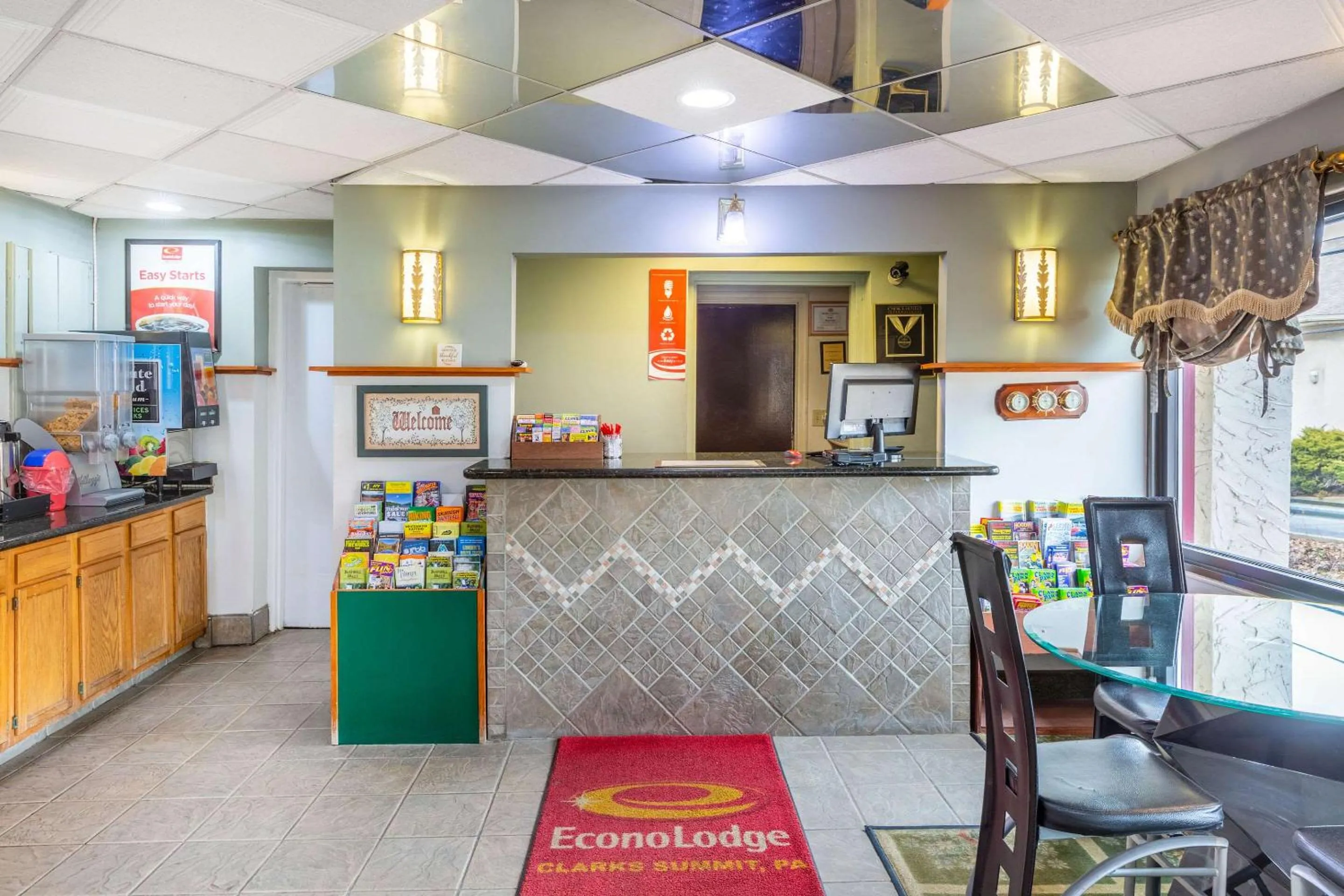 Lobby or reception in Econo Lodge Clarks Summit - Scranton