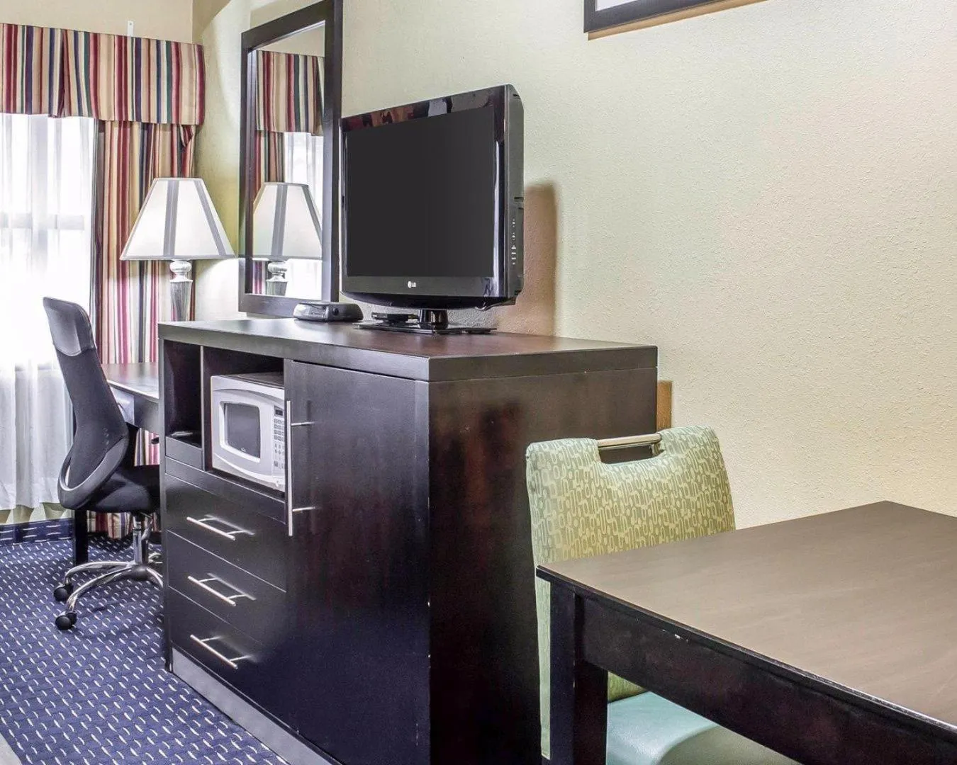 TV and multimedia in Econo Lodge Clarks Summit - Scranton