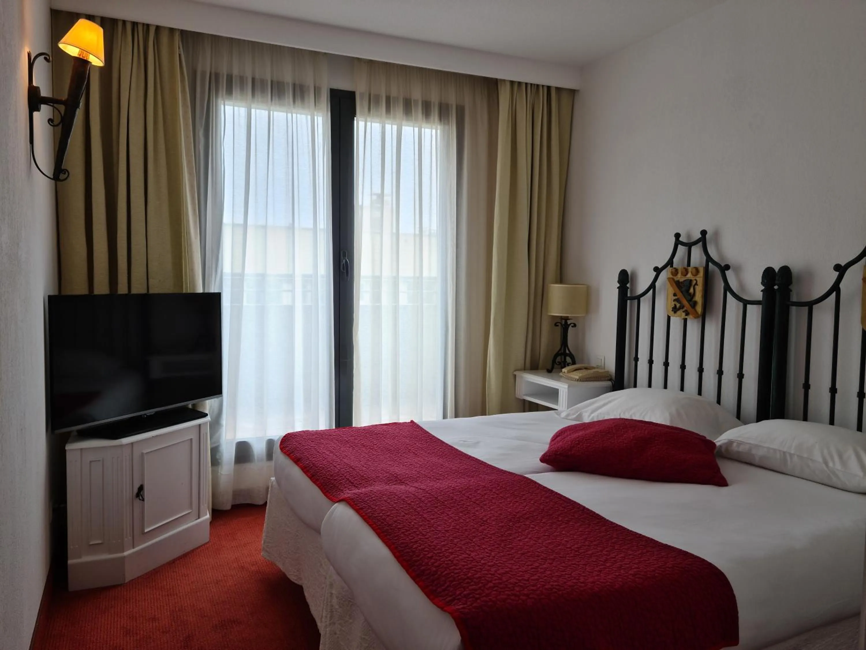 Bed in Avignon Grand Hotel