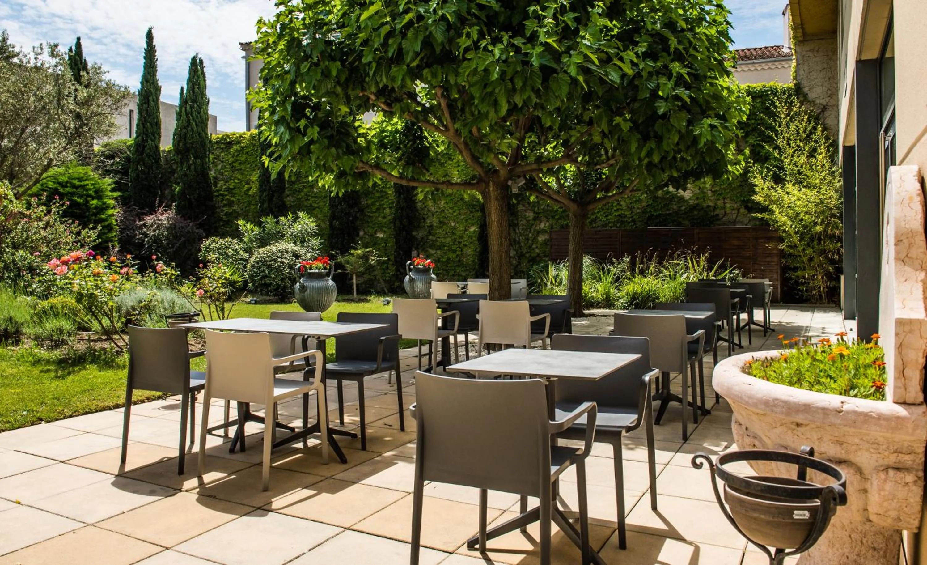 Patio in Avignon Grand Hotel