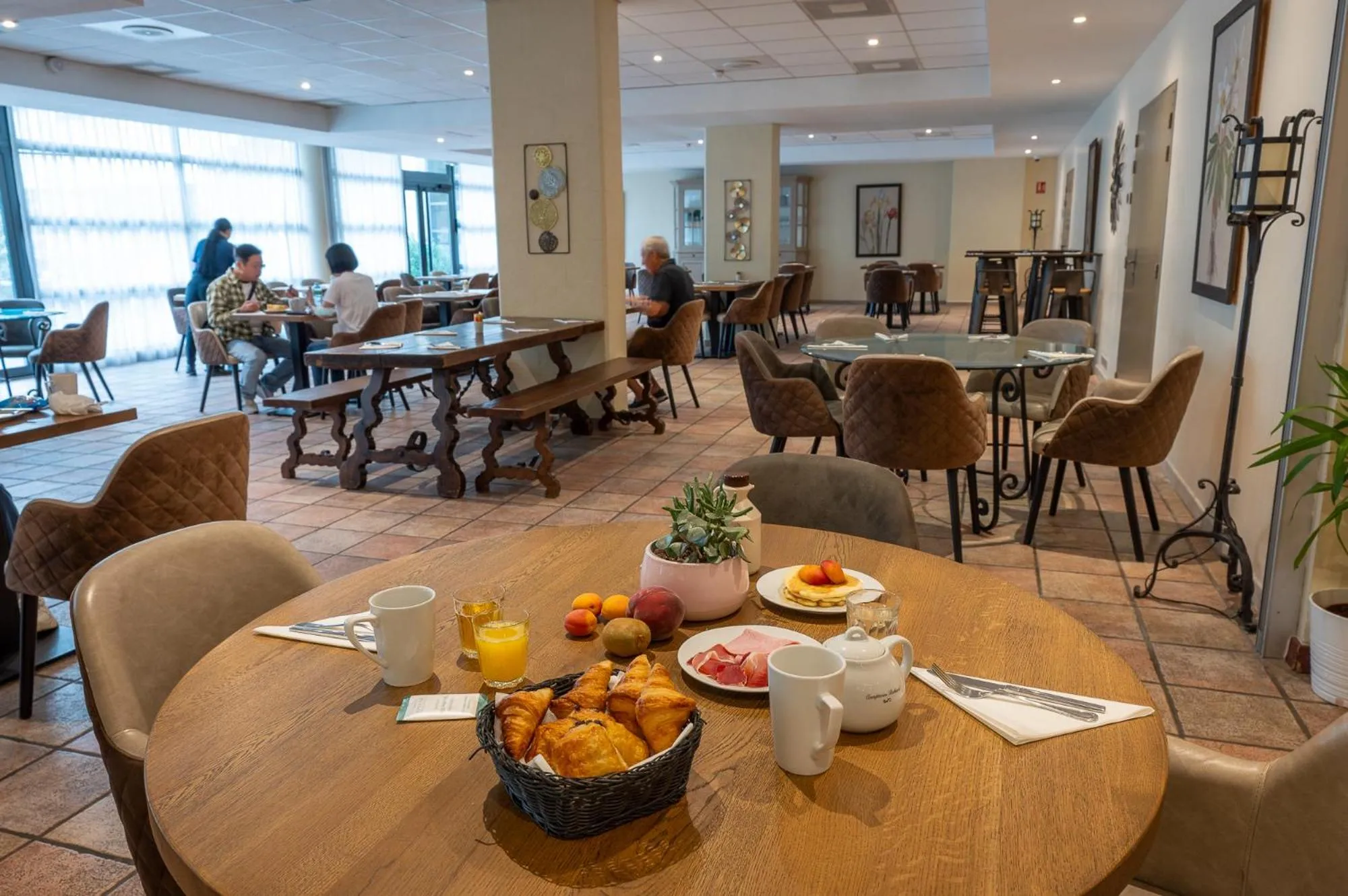 Restaurant/places to eat in Avignon Grand Hotel