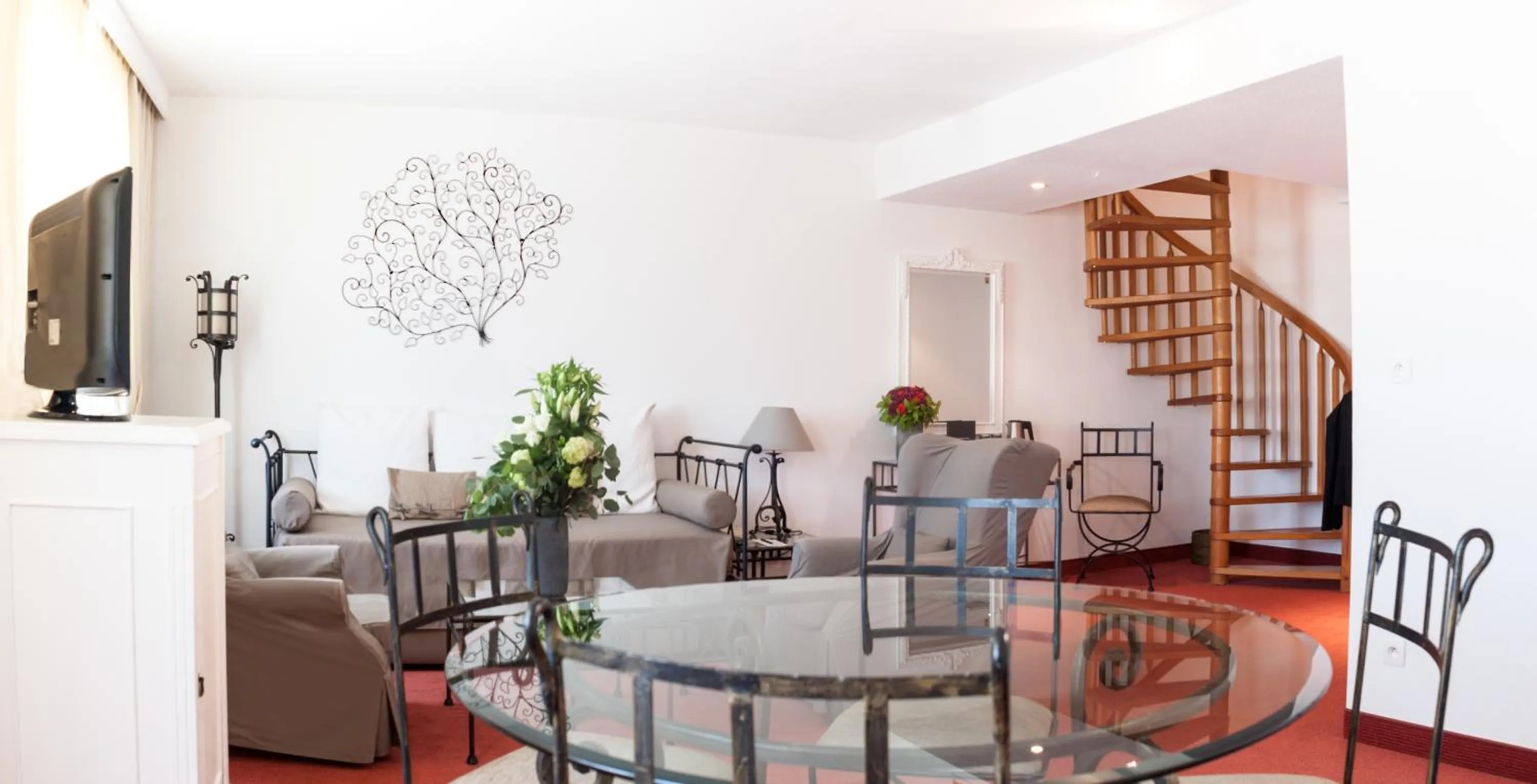 Photo of the whole room in Avignon Grand Hotel