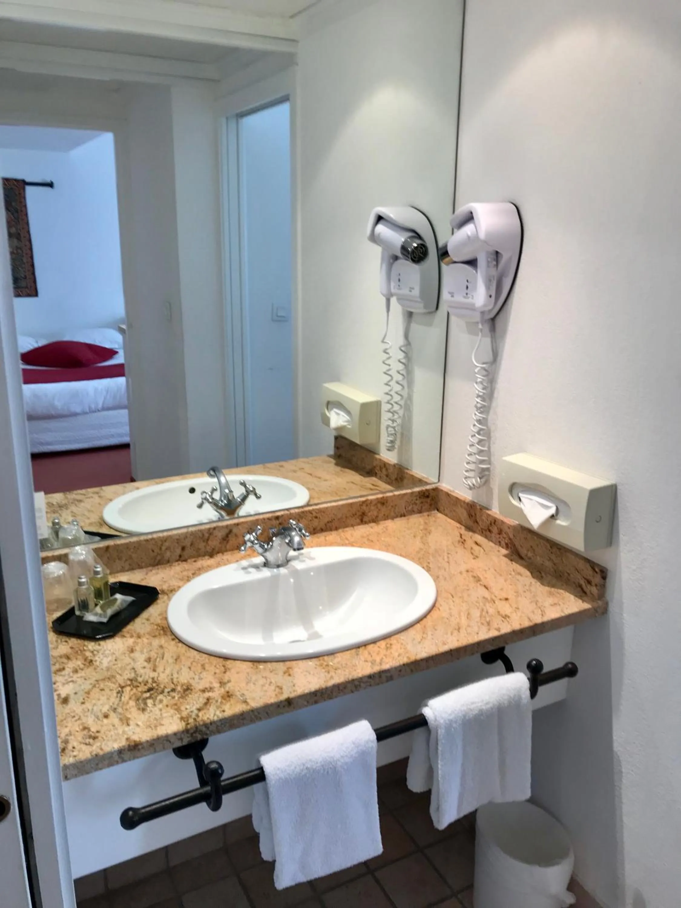 Shower in Avignon Grand Hotel