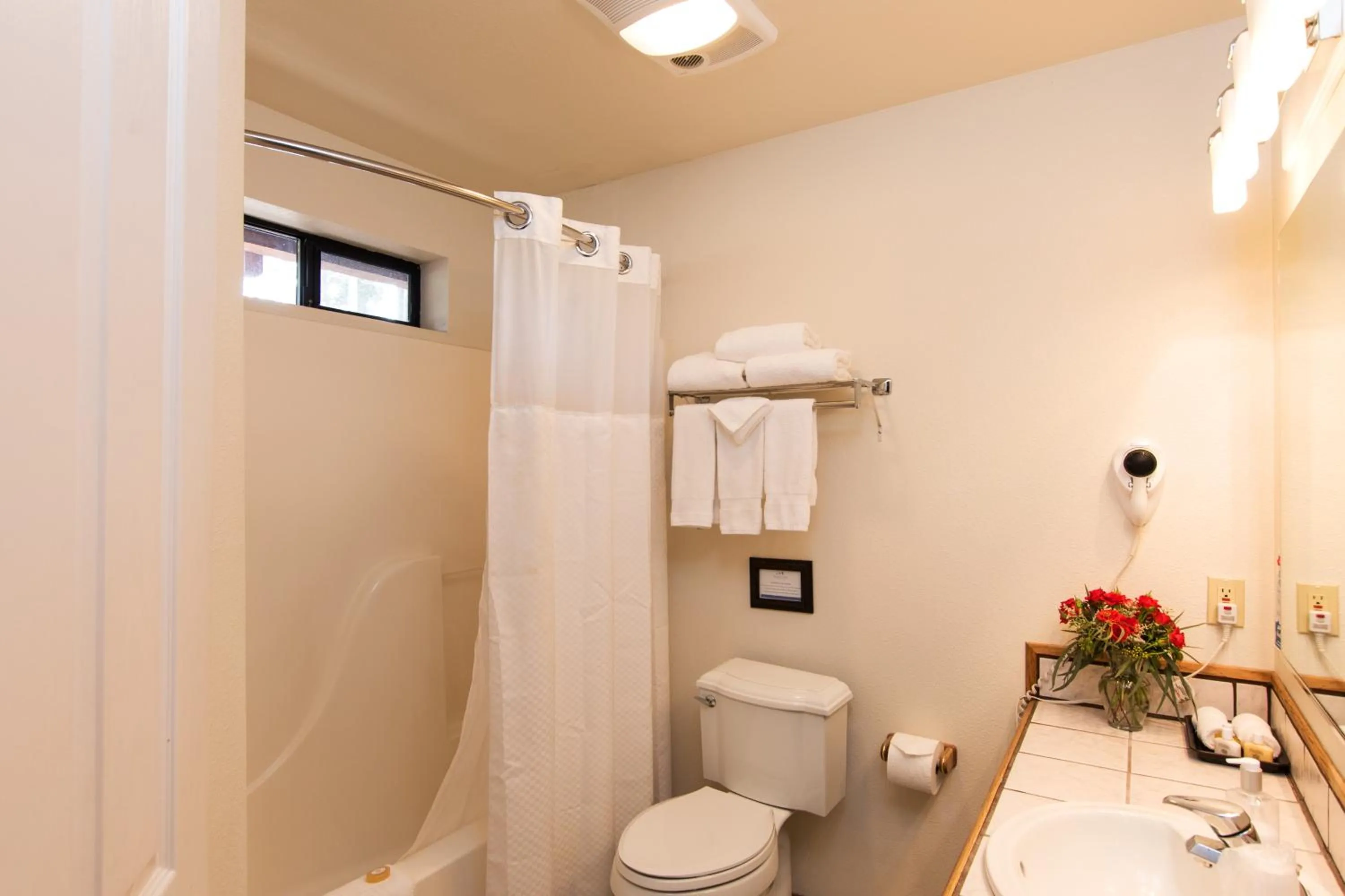 Bathroom in Mourelatos Lakeshore Resort