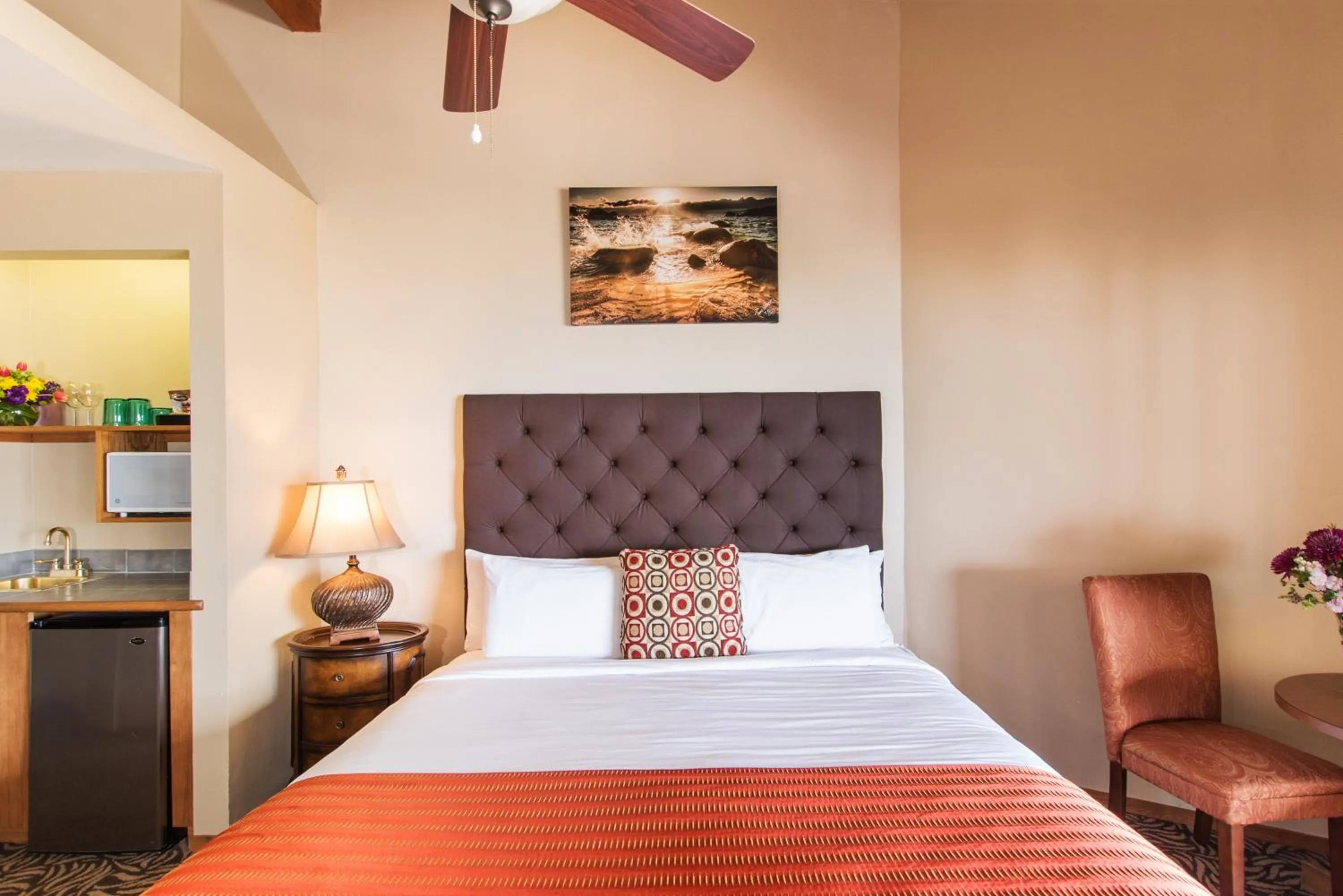 Seating area in Mourelatos Lakeshore Resort