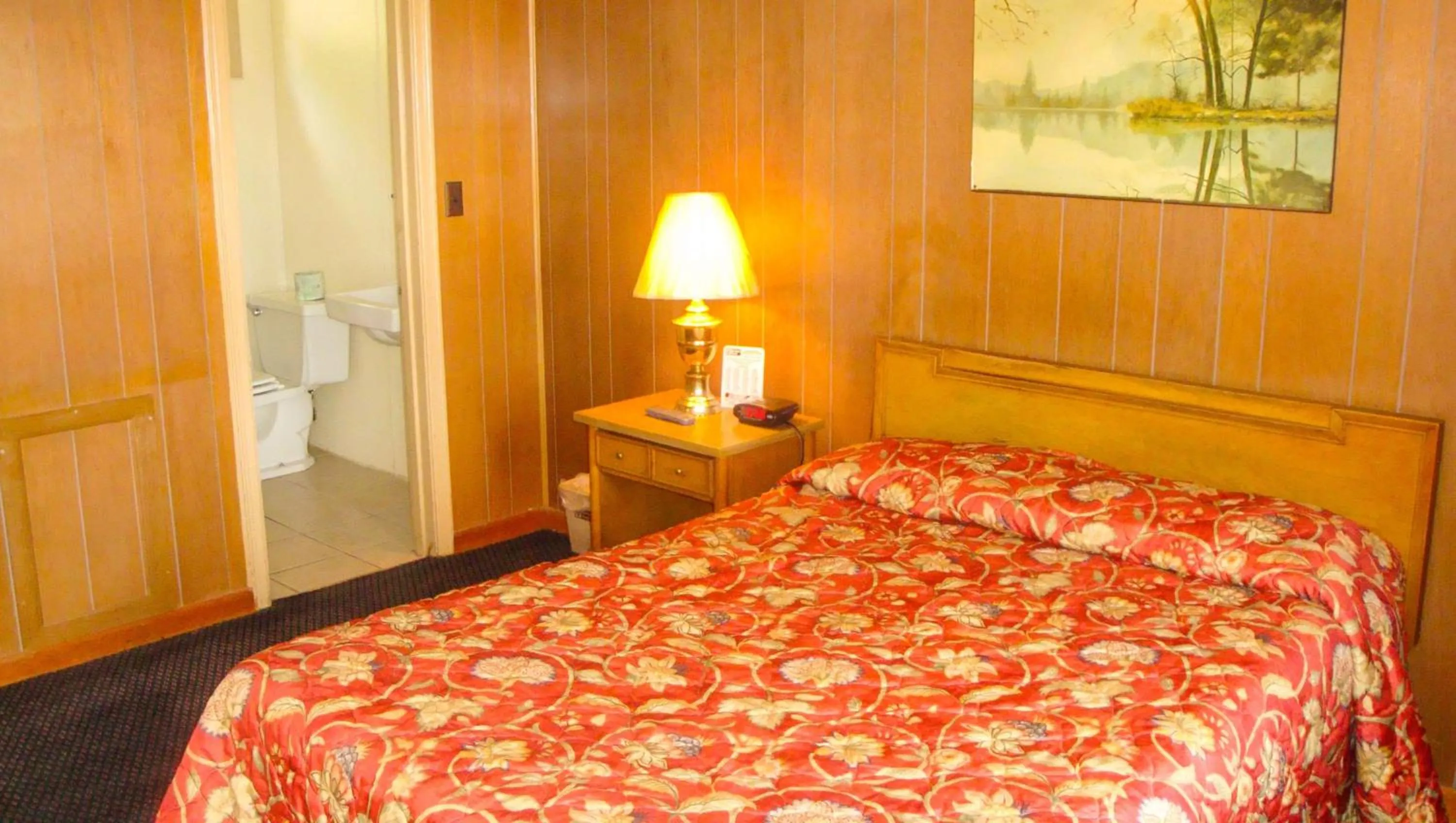 Photo of the whole room, Bed in Golden Wheat Budget Host Inn Junction City