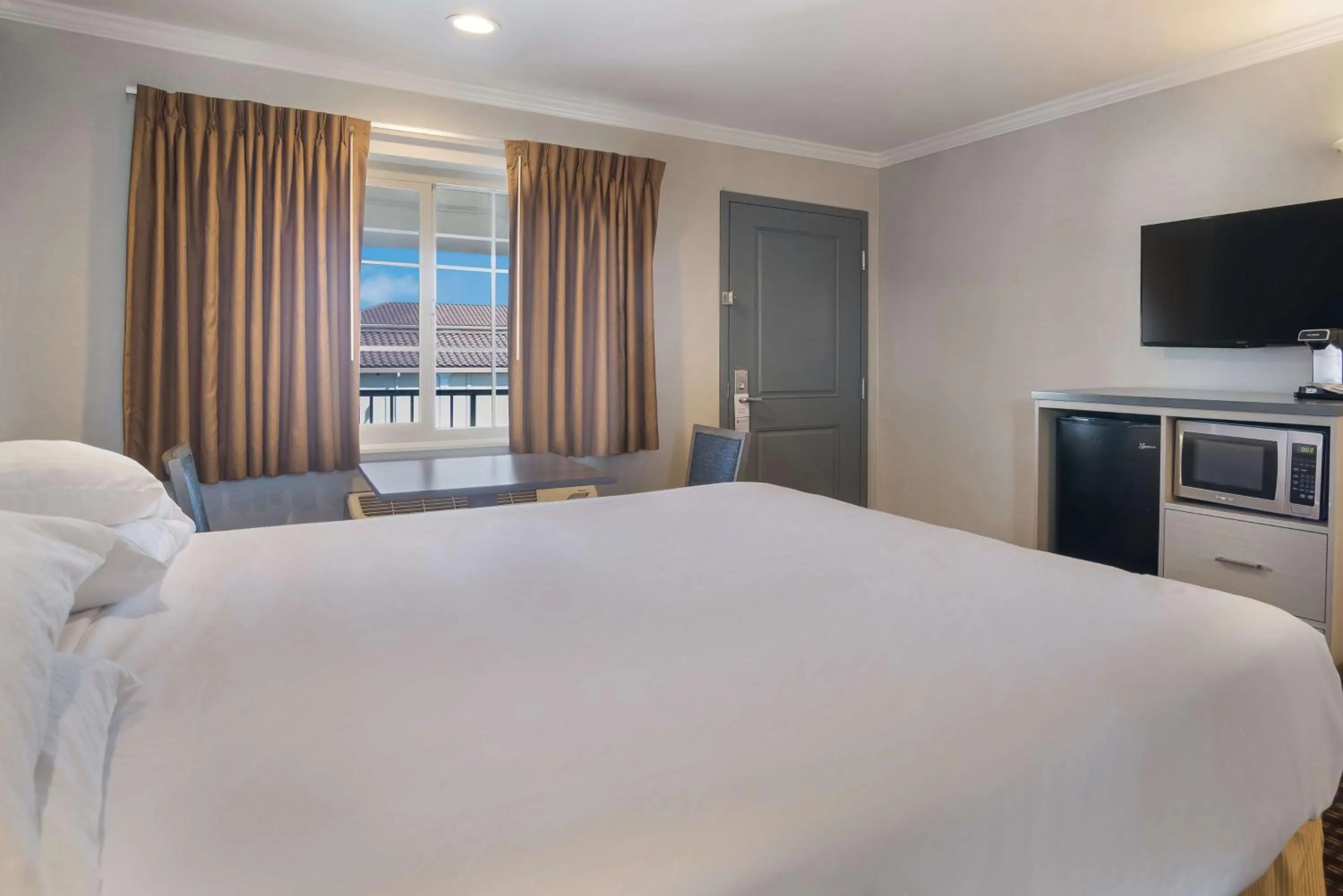 Bedroom, Bed in SureStay Hotel by Best Western San Rafael