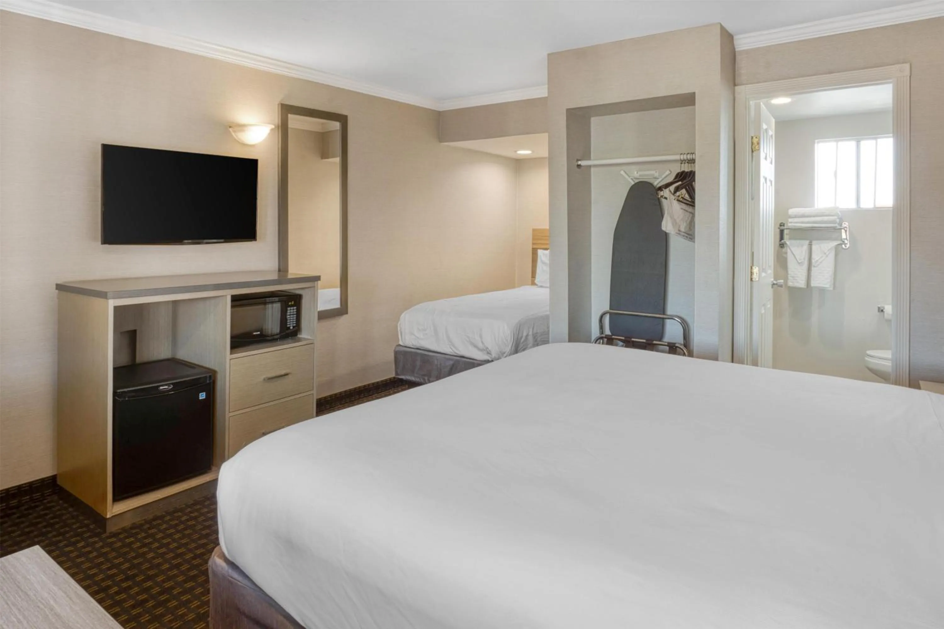 Bedroom, Bed in SureStay Hotel by Best Western San Rafael