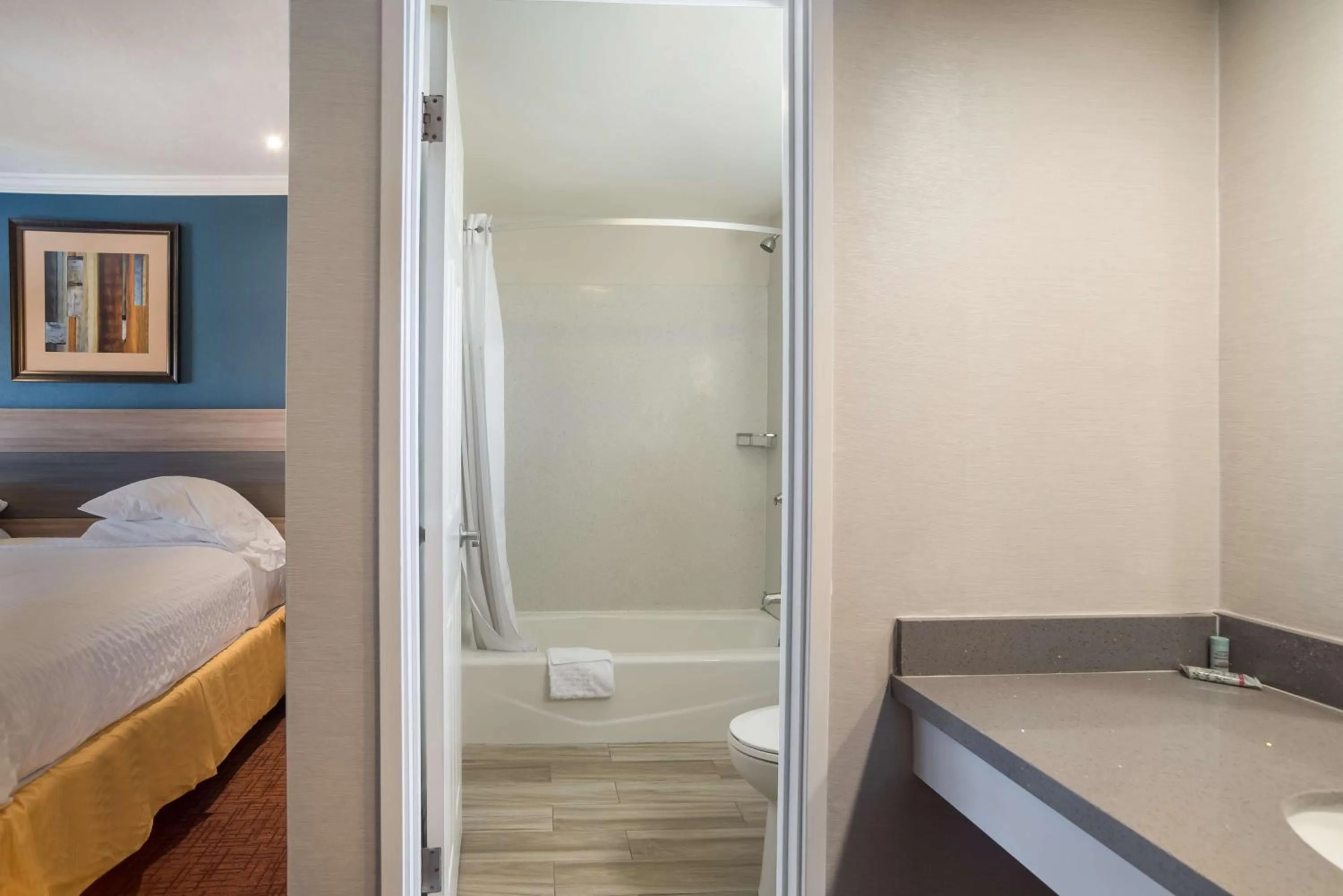 Bathroom, Bed in SureStay Hotel by Best Western San Rafael