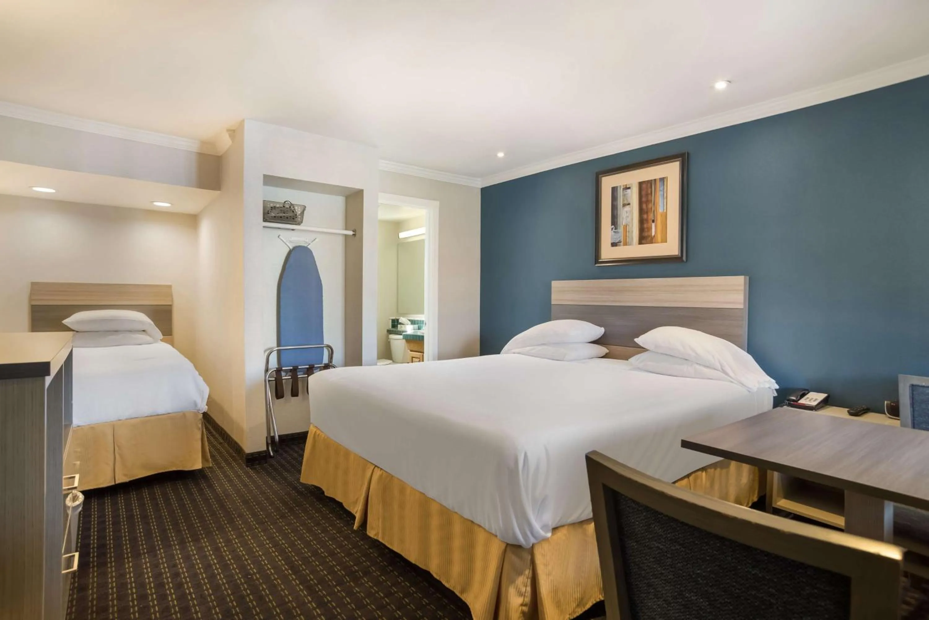 Bedroom, Bed in SureStay Hotel by Best Western San Rafael