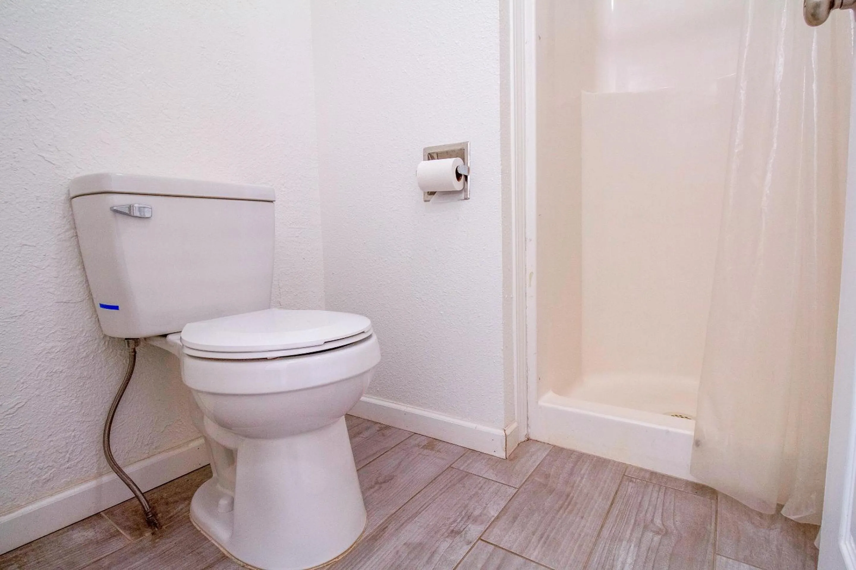 Bathroom in Crossroads Motel Seiling US 60