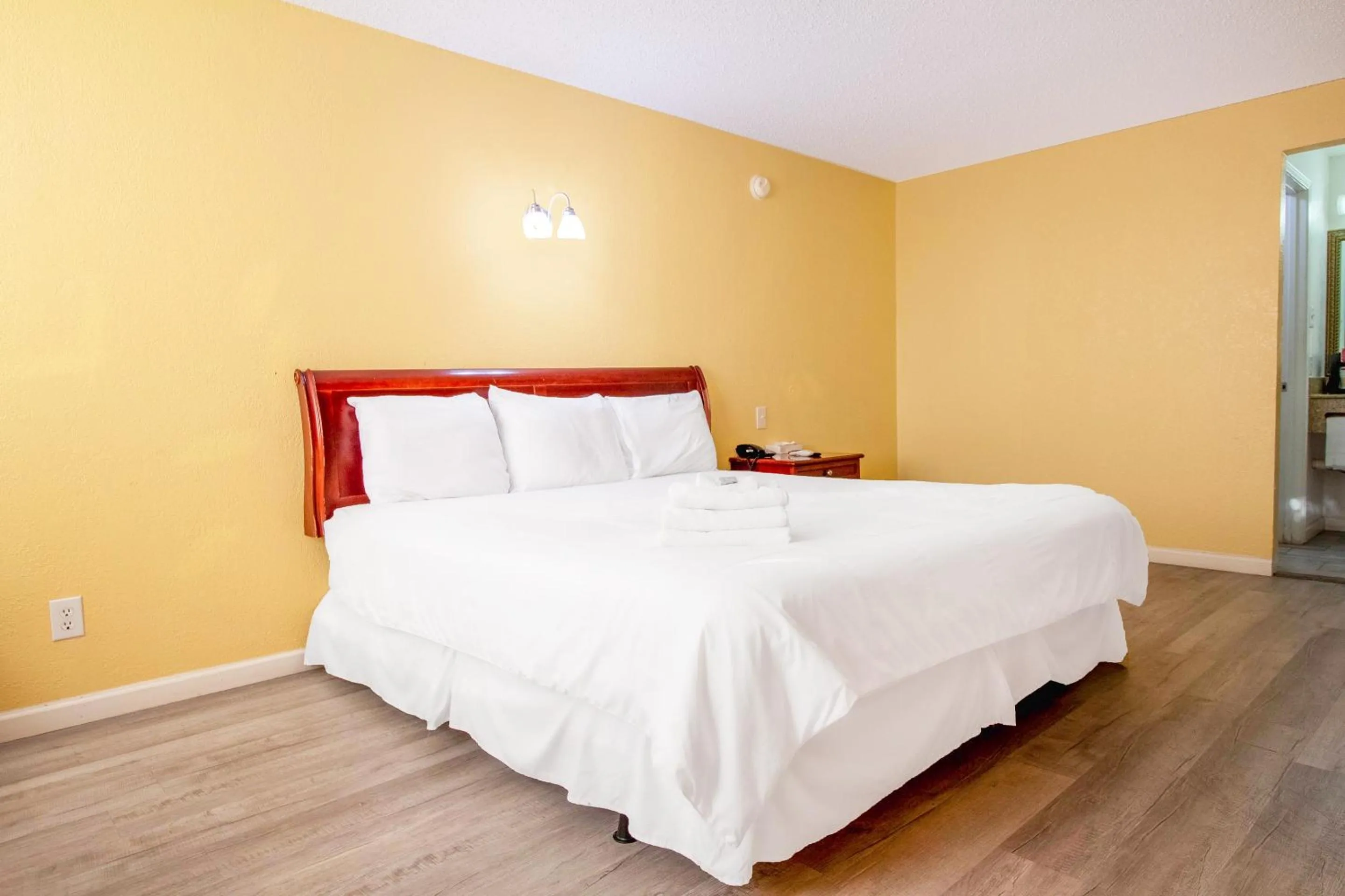 Bedroom, Bed in Crossroads Motel Seiling US 60