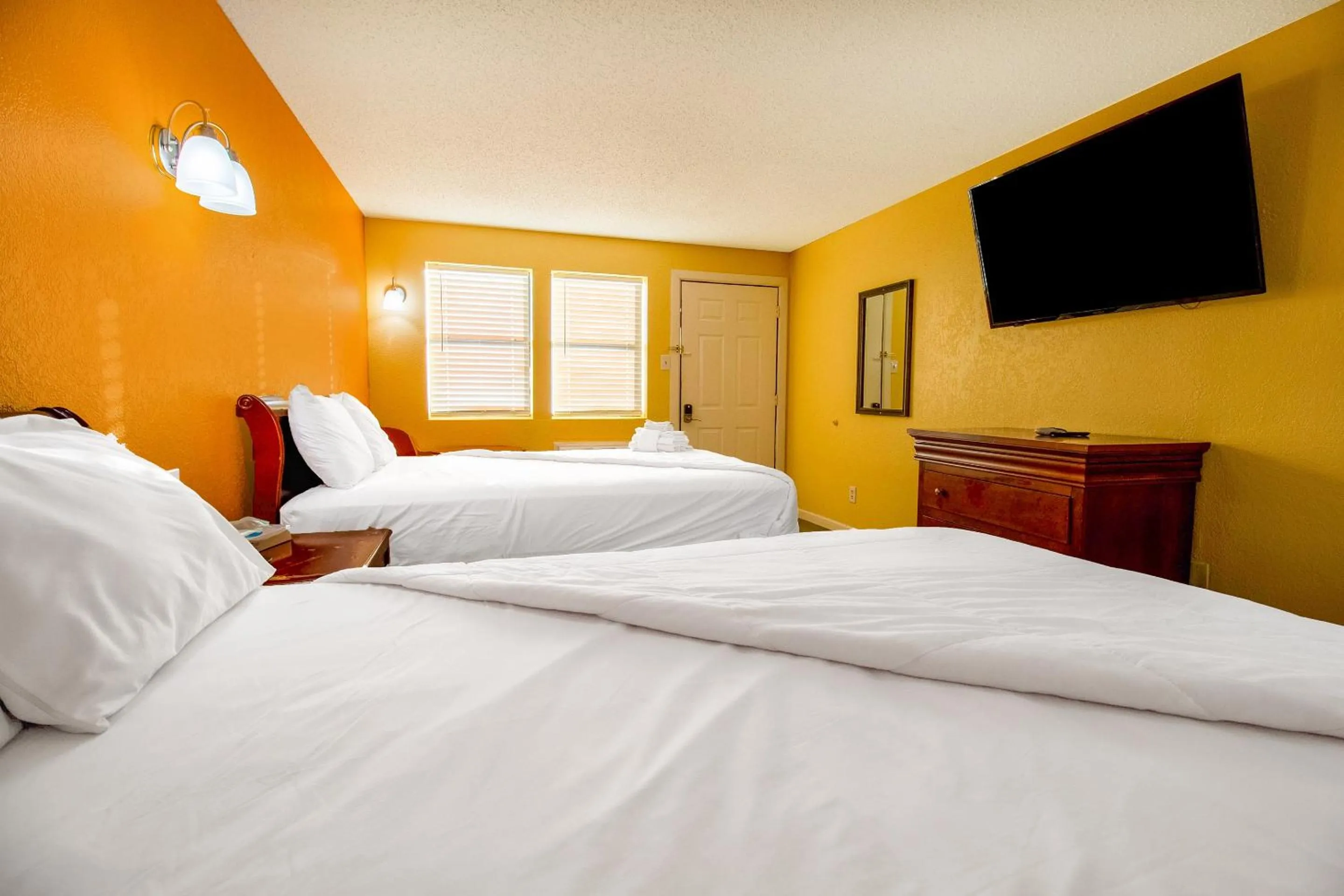 Bedroom, Bed in Crossroads Motel Seiling US 60