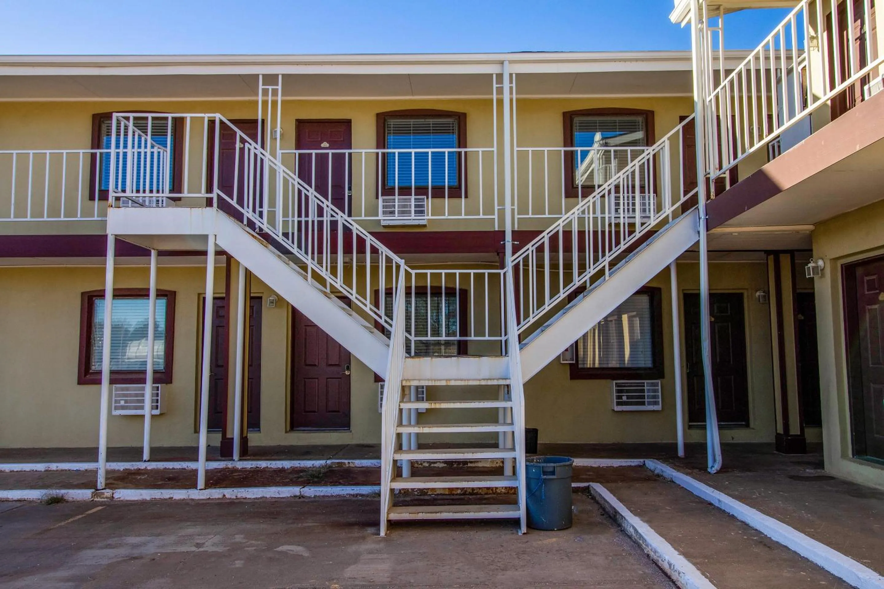 Facade/entrance in Crossroads Motel Seiling US 60