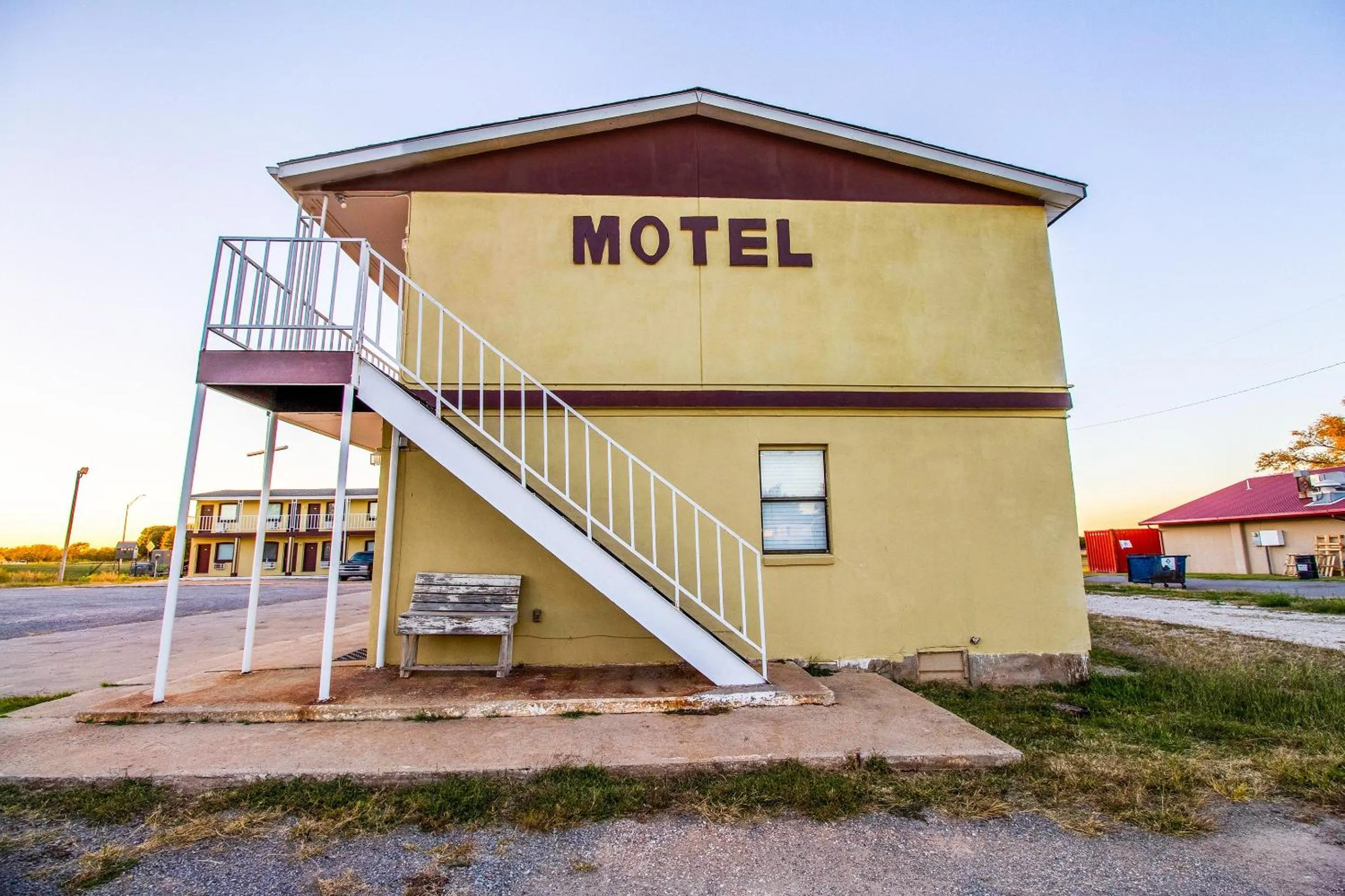 Facade/entrance in Crossroads Motel Seiling US 60