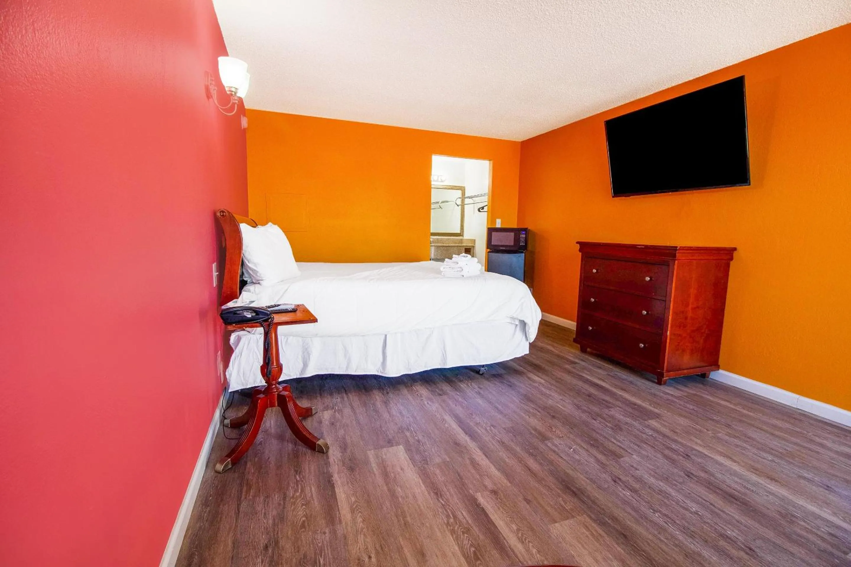 Bedroom, Bed in Crossroads Motel Seiling US 60