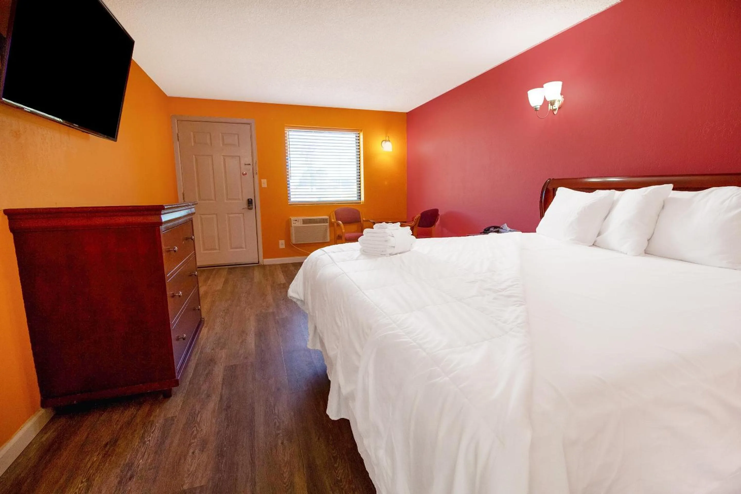 Bedroom, Bed in Crossroads Motel Seiling US 60