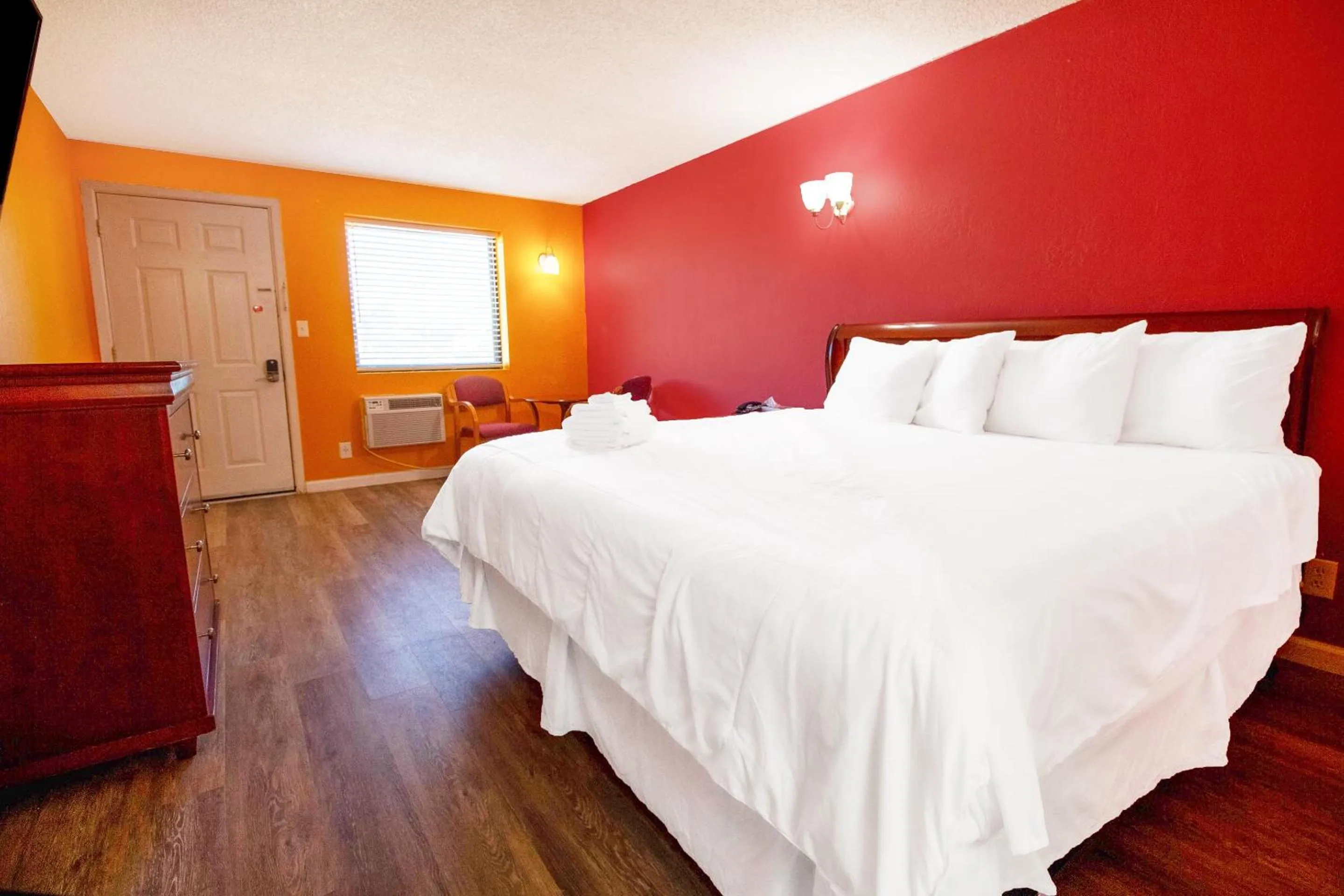 Bedroom, Bed in Crossroads Motel Seiling US 60