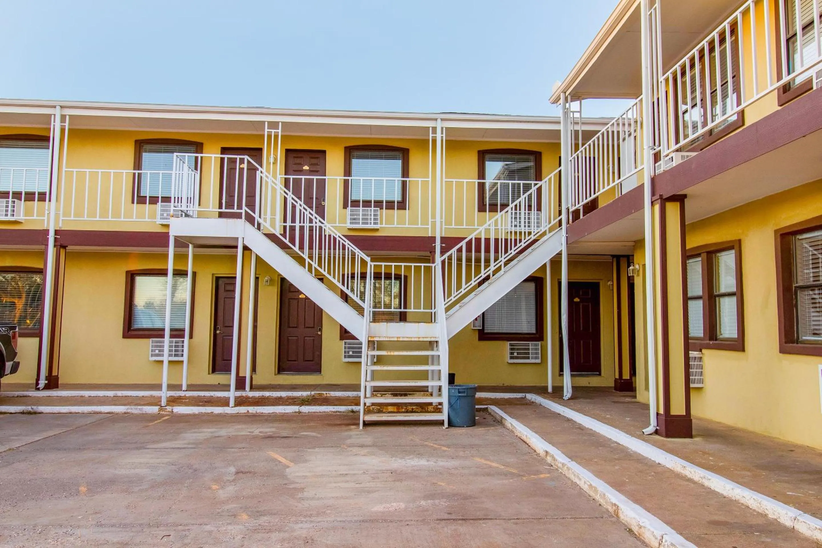 Facade/entrance in Crossroads Motel Seiling US 60