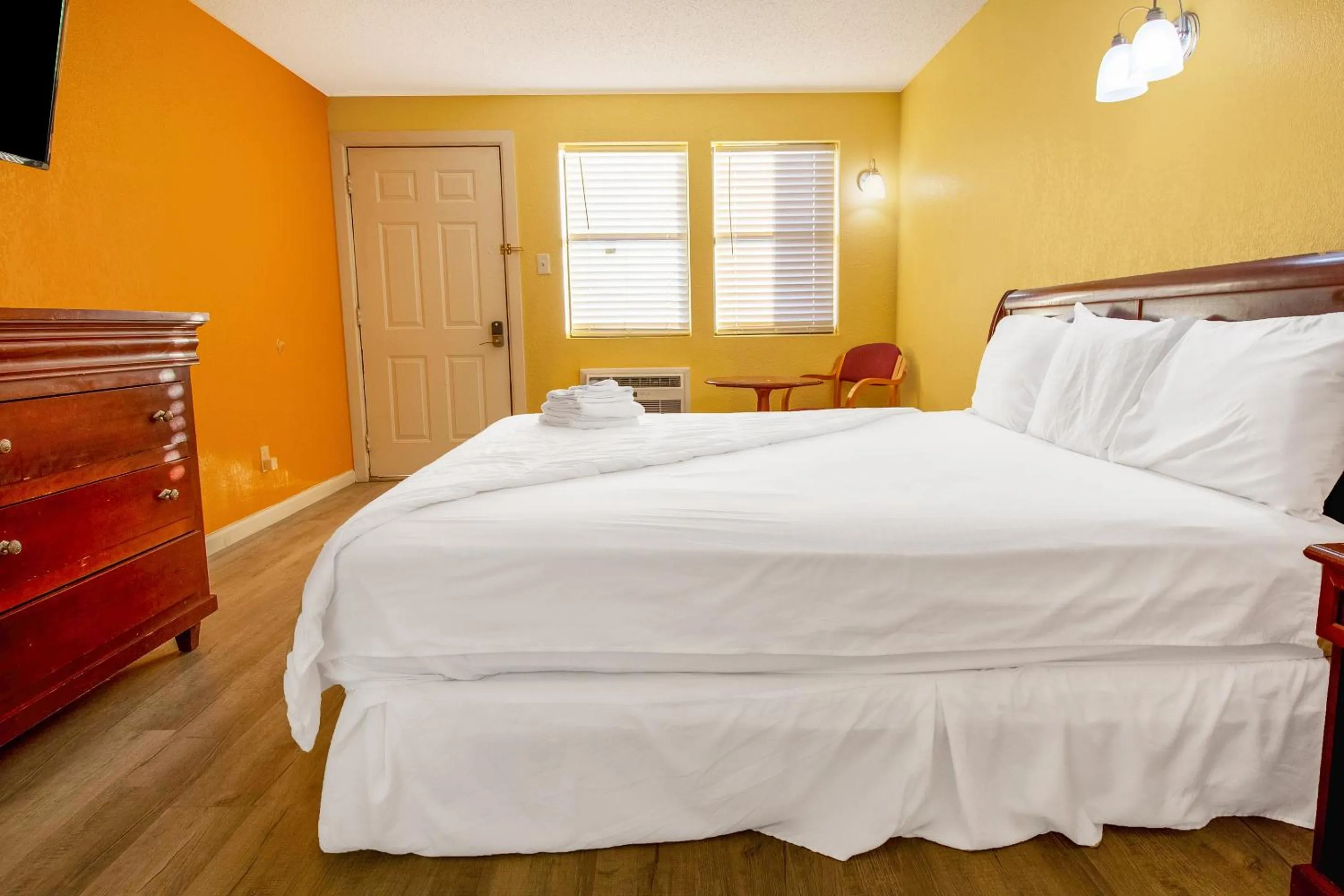 Bedroom, Bed in Crossroads Motel Seiling US 60