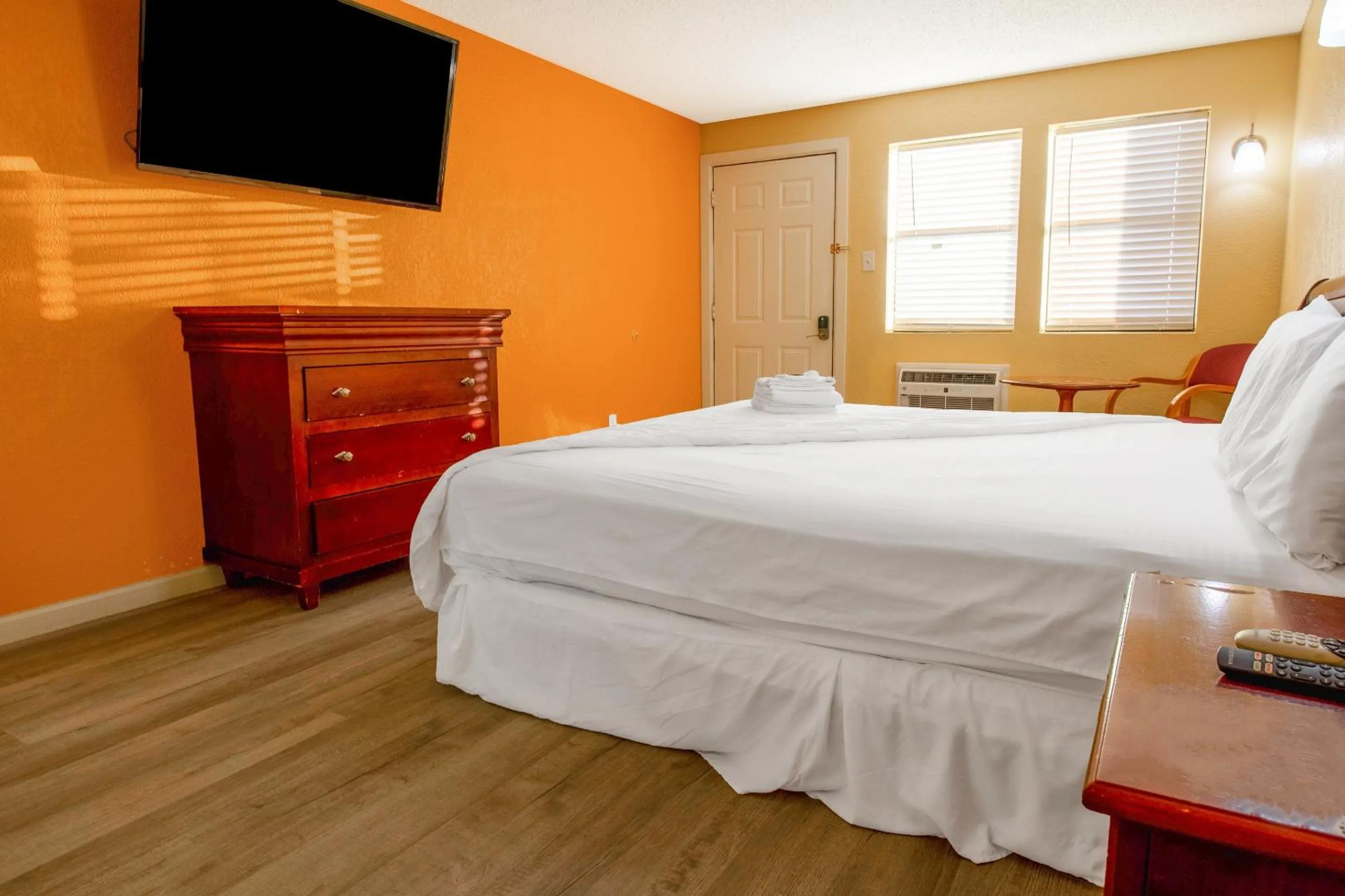 Bedroom, Bed in Crossroads Motel Seiling US 60