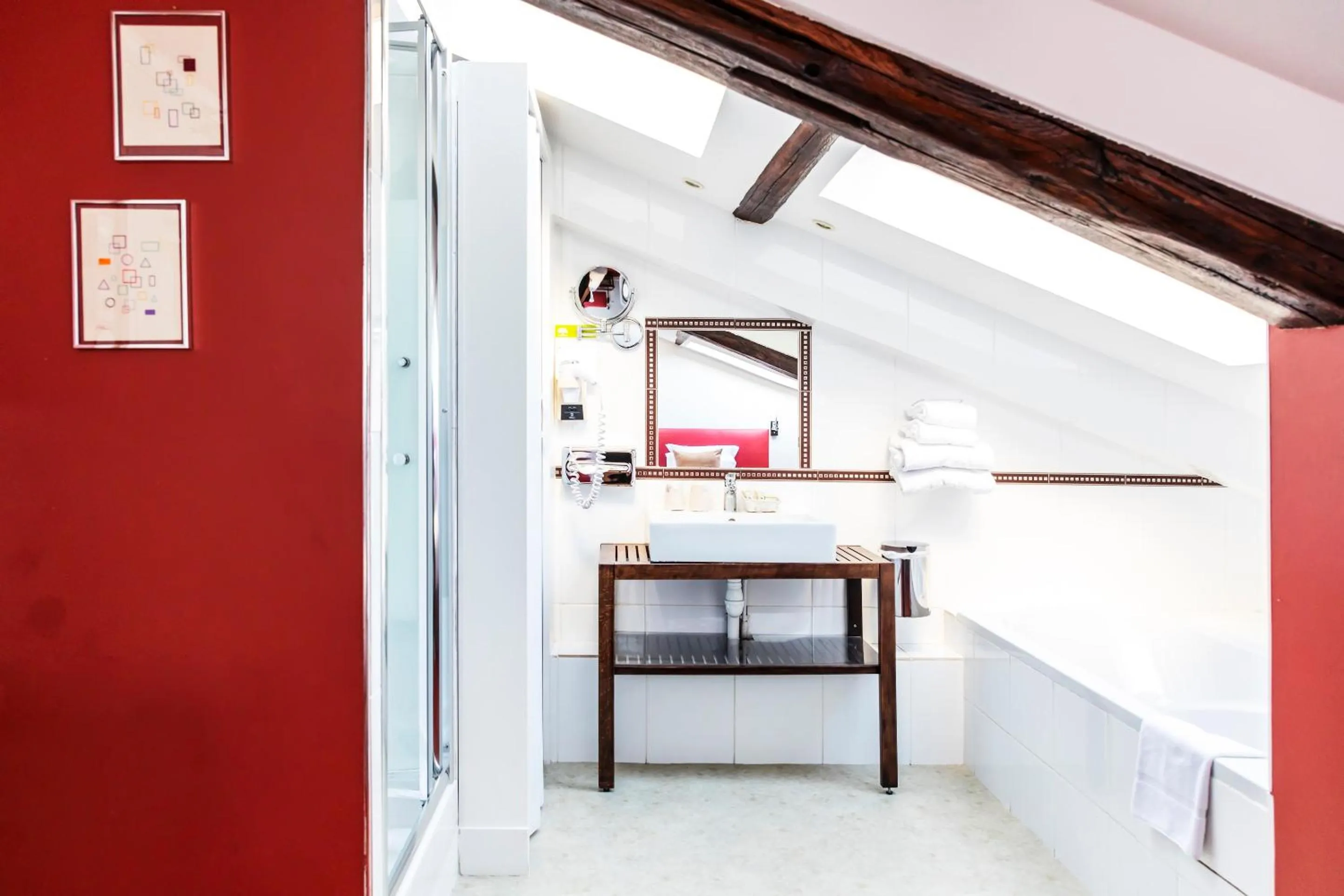 Shower in Porte de Versailles Hotel