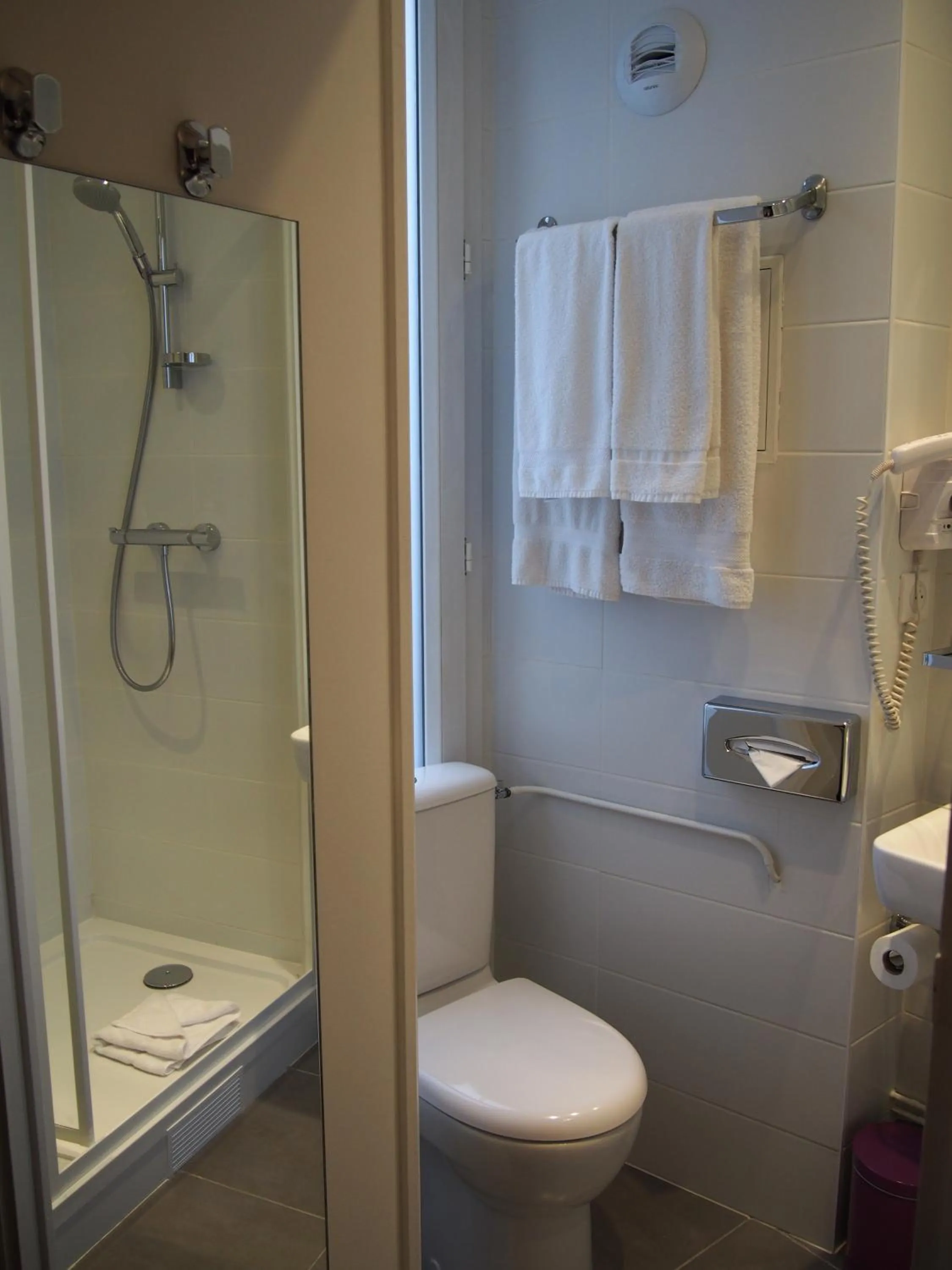 Shower in Porte de Versailles Hotel