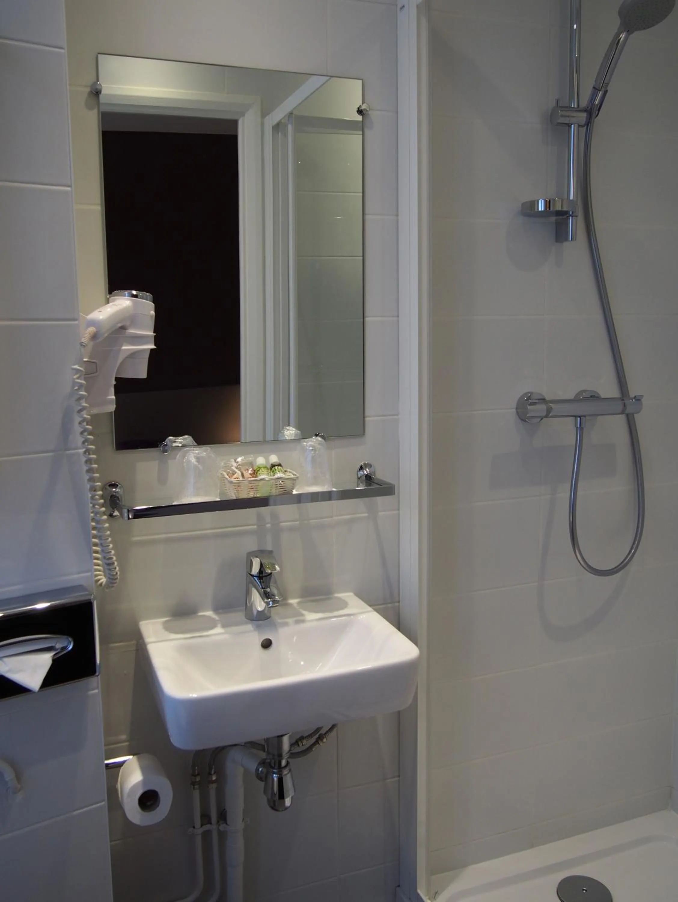 Shower in Porte de Versailles Hotel