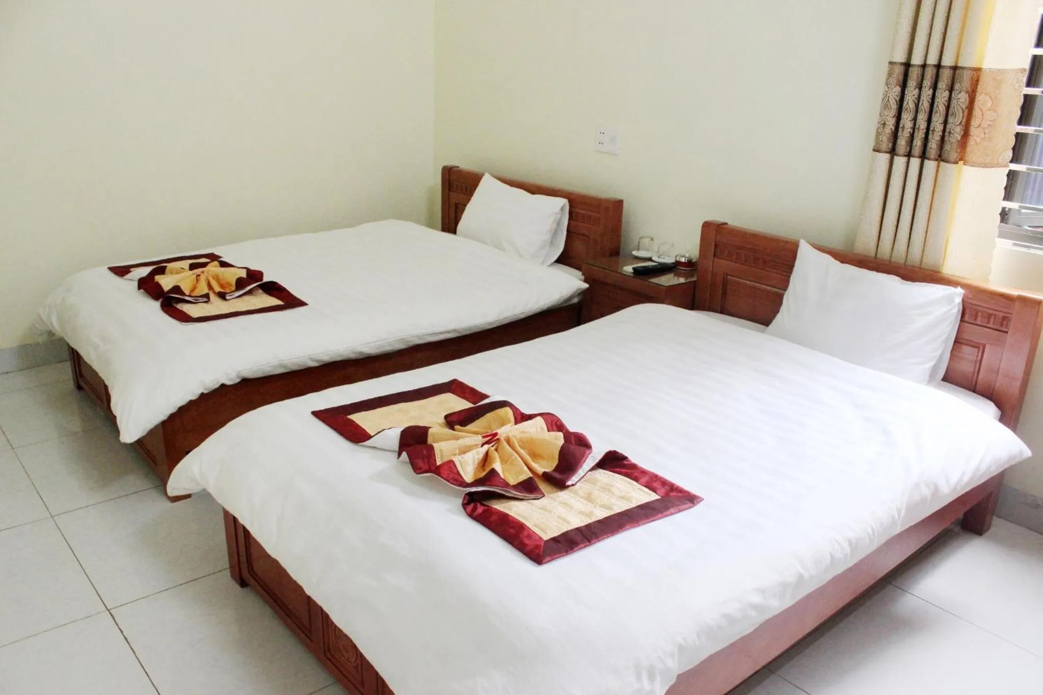 Bed in Duc Thang Guest House (Nhà Nghỉ Đức Thắng)