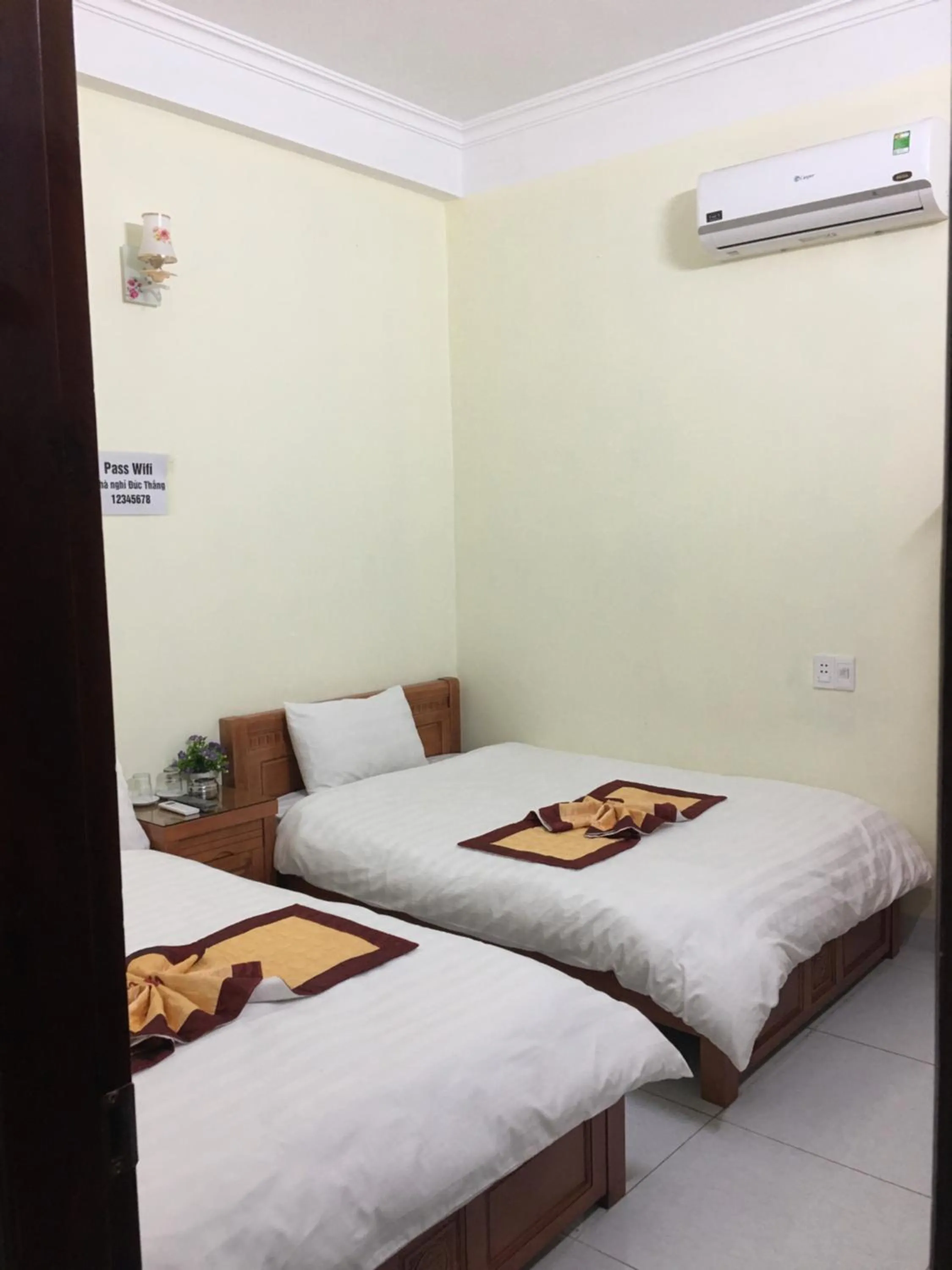 Bed in Duc Thang Guest House (Nhà Nghỉ Đức Thắng)